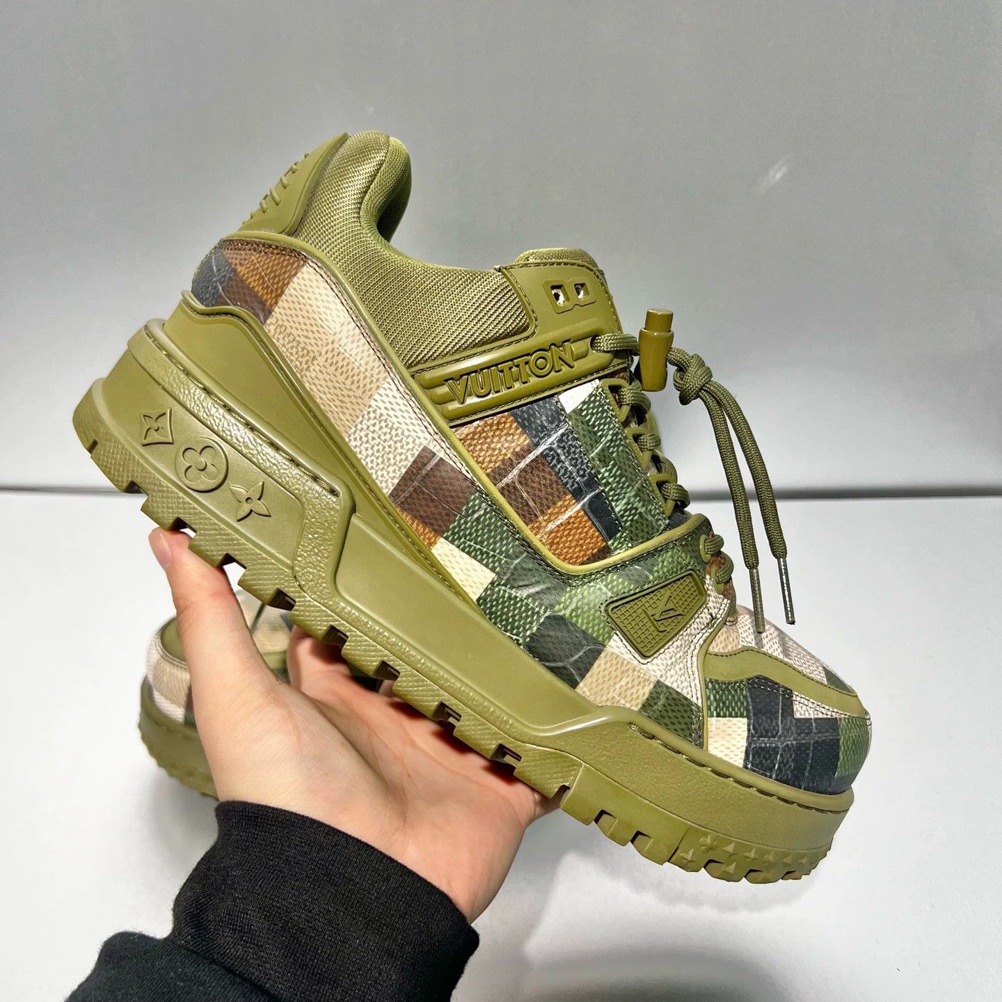 Louis Vuitton Louis Vuitton Williams Collaboration Camouflage Pufferfish Size US 8 / EU 41 - 5 Thumbnail