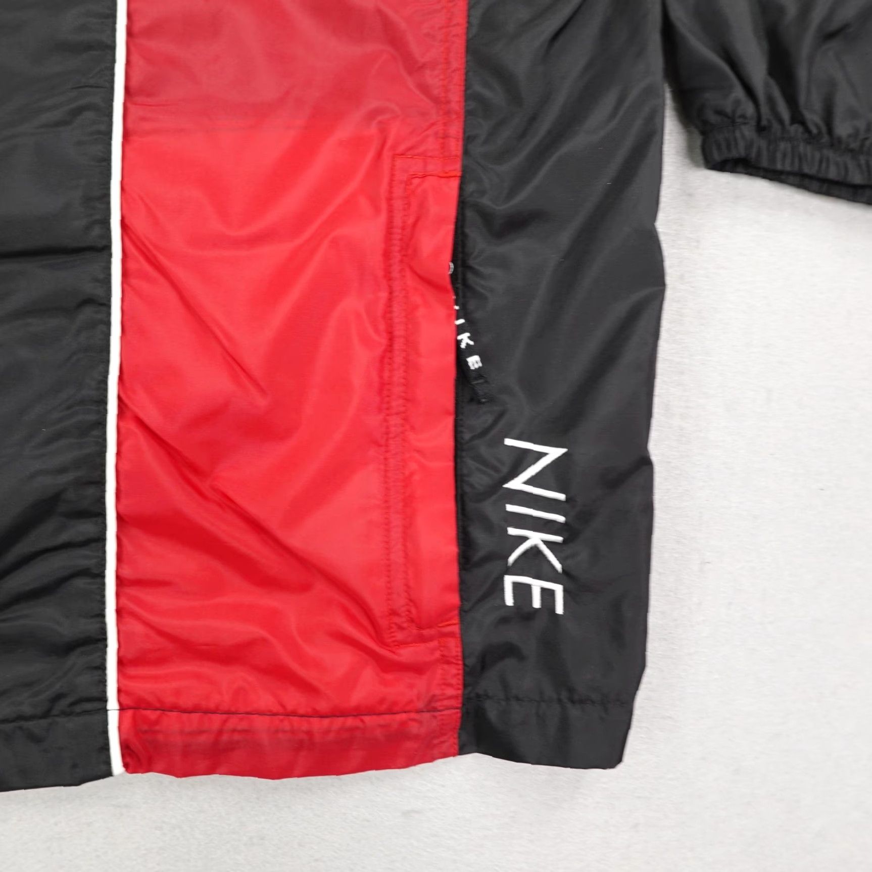 Nike VINTAGE Nike Jacket Mens 2XL Windbreaker Full Zip Black Red Swoosh Logo 90s Sports Track Coat Mens Size US XXL / EU 58 / 5 - 4 Thumbnail