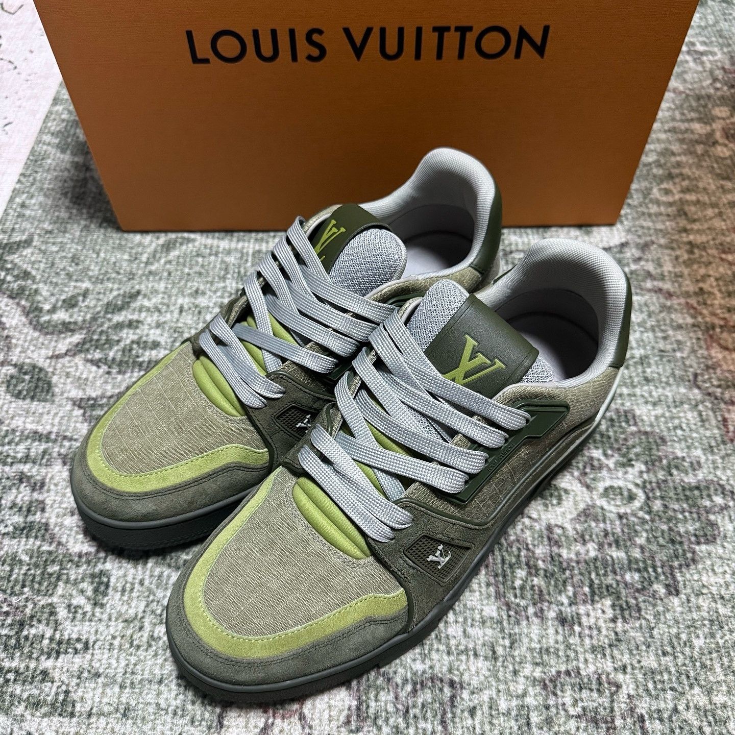 Louis Vuitton Louis Vuitton Green Low-Top Sneakers US 7.5 Size US 7.5 / EU 40-41 - 1 Thumbnail