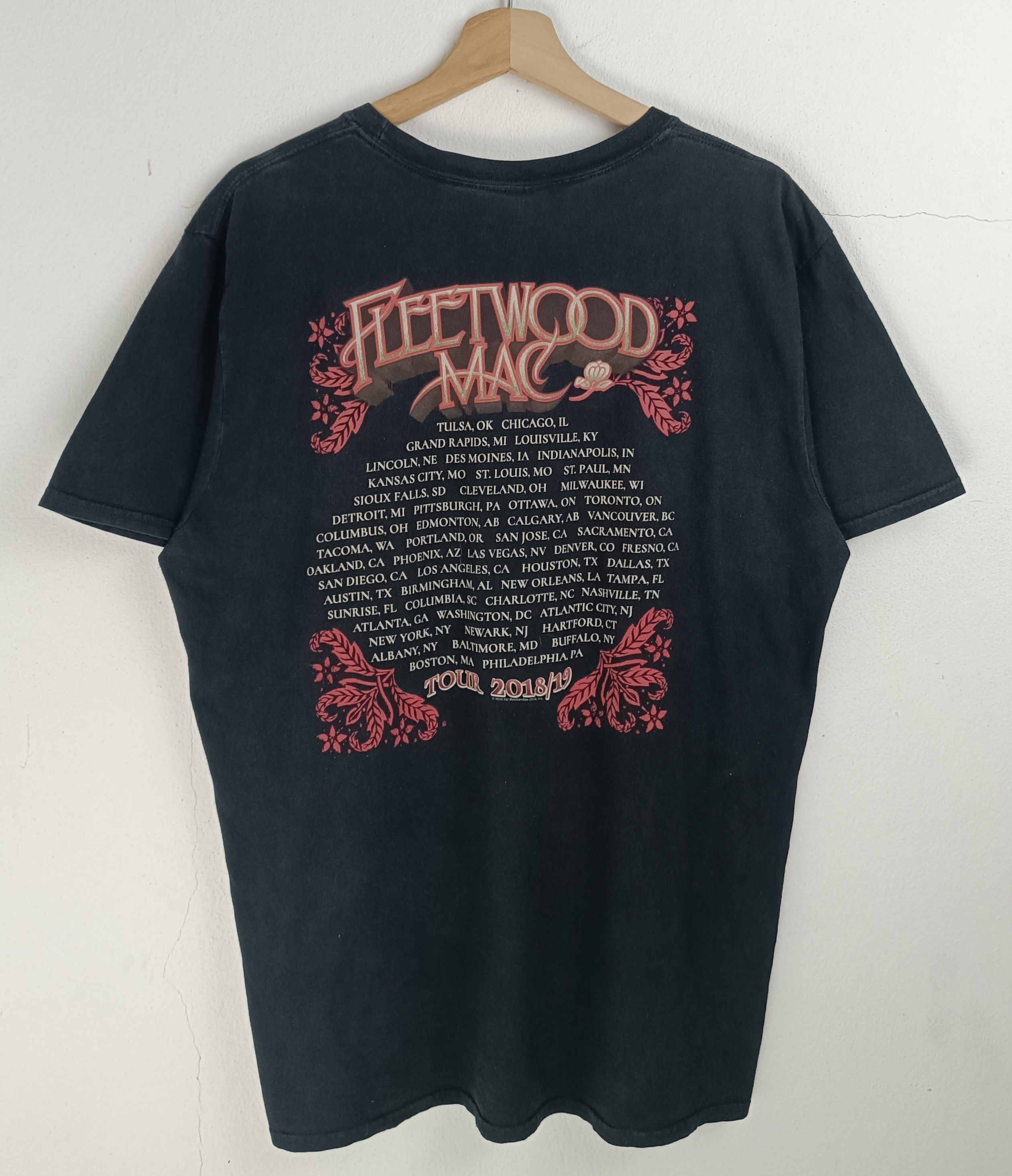 Band Tees VINTAGE 2018 FLEETWOOD MAC IN CONCERT TEE led eagles floyd Size US L / EU 52-54 / 3 - 4 Thumbnail