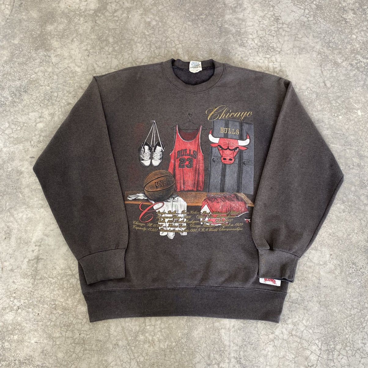 Rare find Vintage Bulls hot Sweatshirt Garan size L