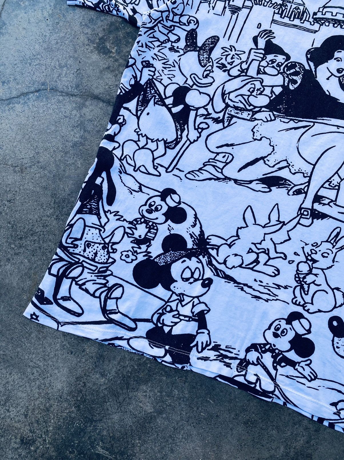 Vintage Vintage Over Print Cartoon Tees Size US L / EU 52-54 / 3 - 8 Thumbnail