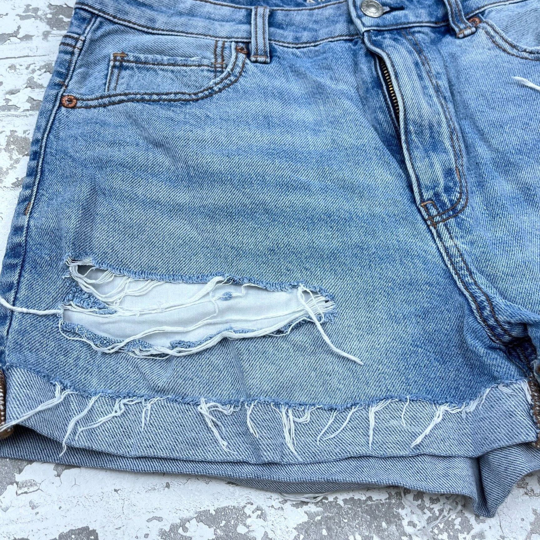 American Eagle Outfitters American Eagle Outfitters Shorts Women 8 Cut Off Baggy Mom Med Wash Faded Holes Jorts Size 30" / US 8 / IT 44 - 3 Thumbnail