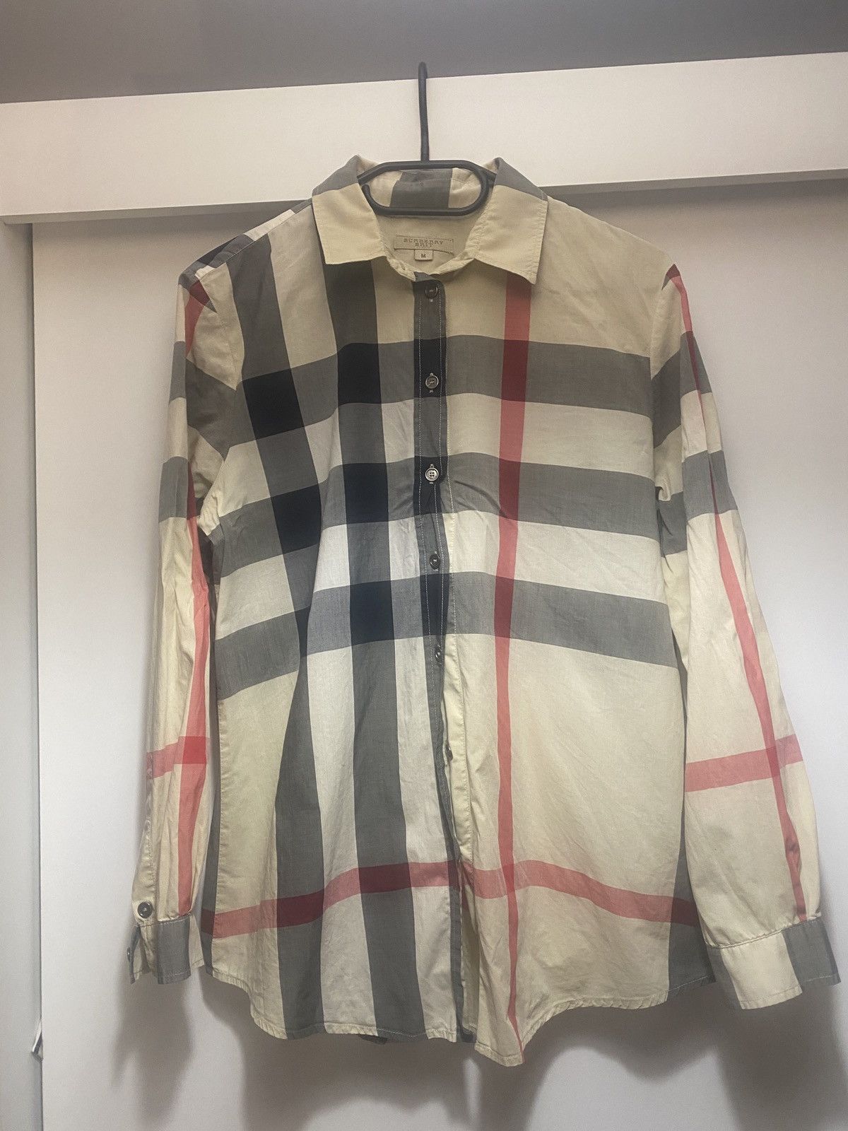 Burberry Burberry luxury fullprint women shirt button up Size M / US 6-8 / IT 42-44 - 1 Thumbnail
