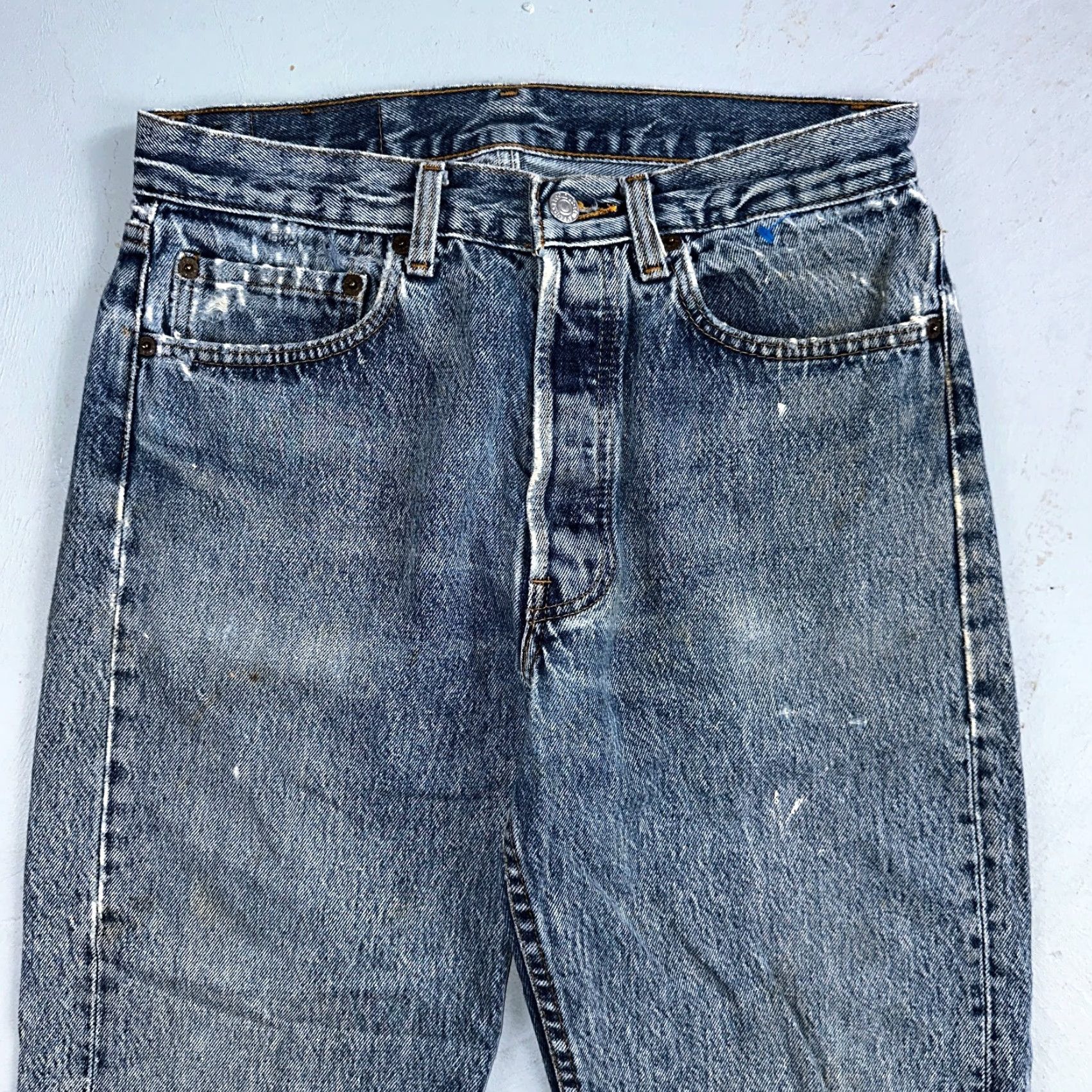 Levi's VINTAGE Levi's 501 Jeans Men's Regular Fit Straight Leg 80s Light Wash Blue 31x34 Size US 31 - 2 Thumbnail
