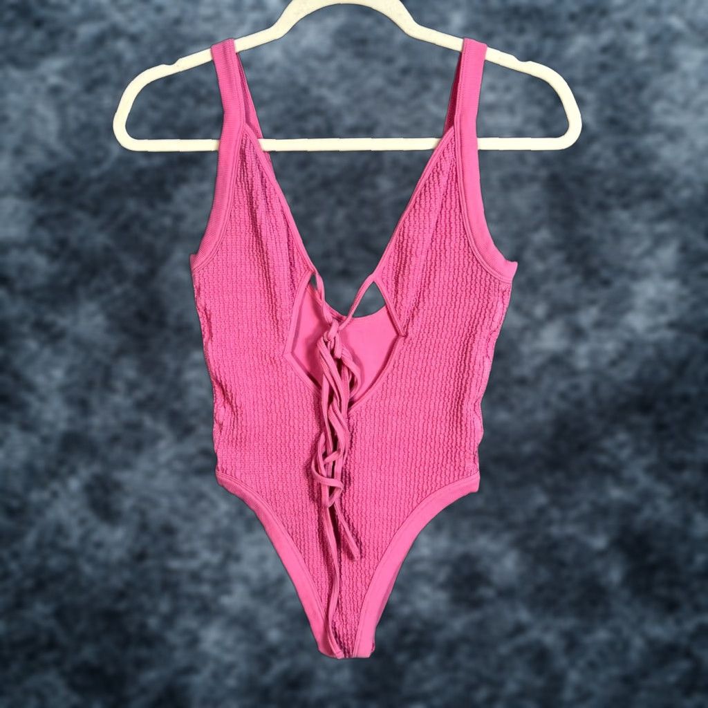 Vintage VINTAGE Out From Under Womens Swimsuit One-Piece M/L Pink Textured Fabric Beachwear Size ONE SIZE - 1 Thumbnail