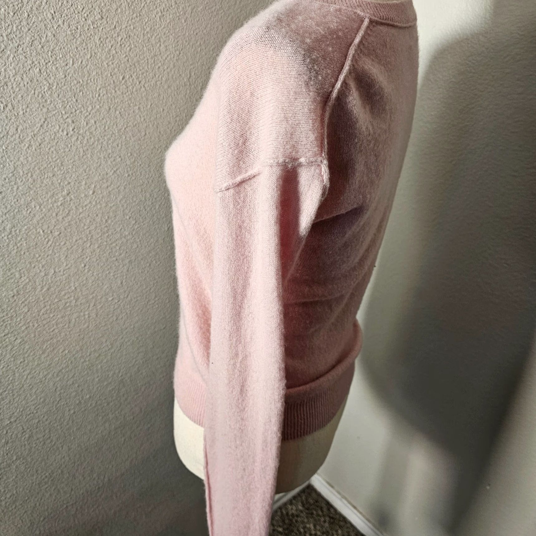 Neiman Marcus VINTAGE Neiman Marcus Cashmere Sweater XS Pink V-Neck Long Sleeve Casual Womens Size XS / US 0-2 / IT 36-38 - 4 Thumbnail