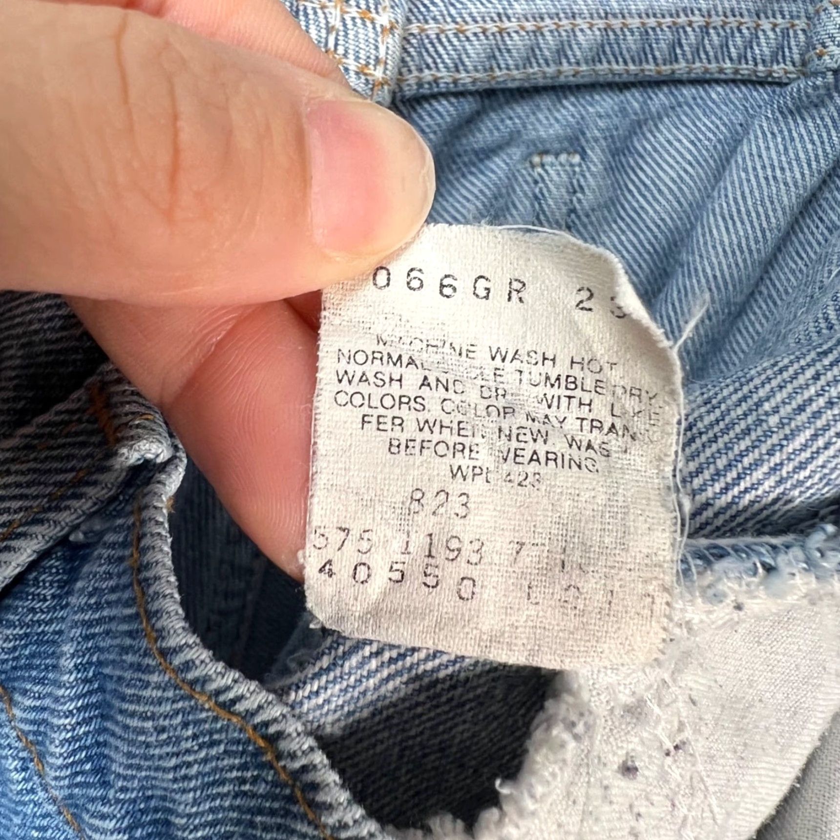 Levi's VINTAGE Levi's Womens 29 High-Rise Distressed Denim Shorts Raw Hem 550 Cut-Off Blue Denim Women's Shorts 29 Mens Girls Size 29" - 4 Thumbnail