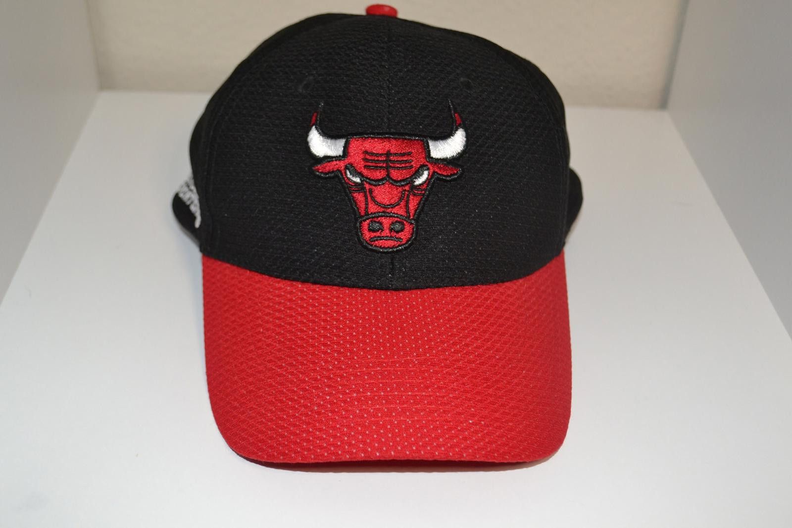 The Unbranded Brand Chicago Bulls Black and Red Baseball Cap Size ONE SIZE - 1 Thumbnail