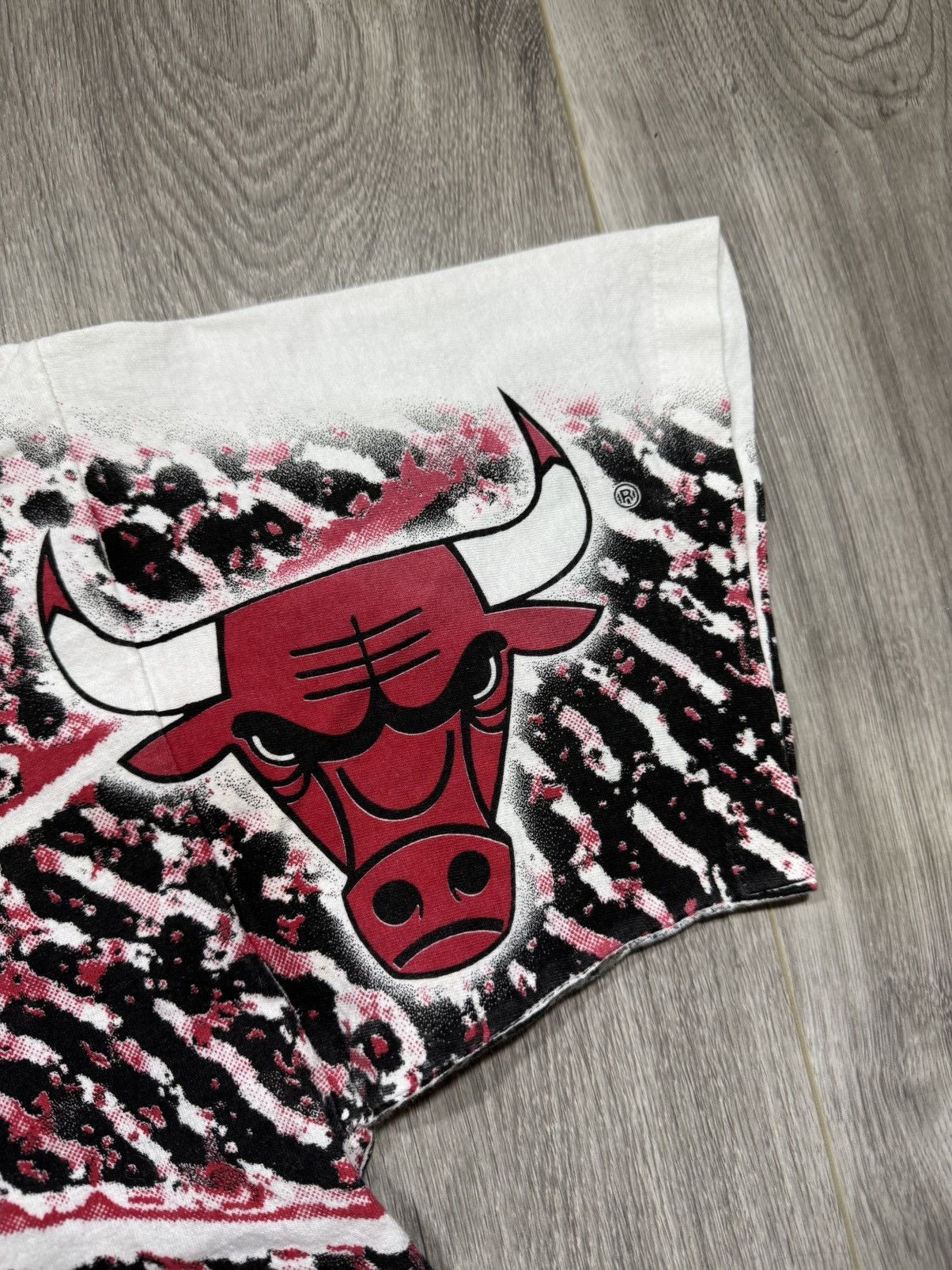 NBA Vintage 90s Chicago Bulls NBA Bulls All Over Print Tee Size US L / EU 52-54 / 3 - 7 Thumbnail