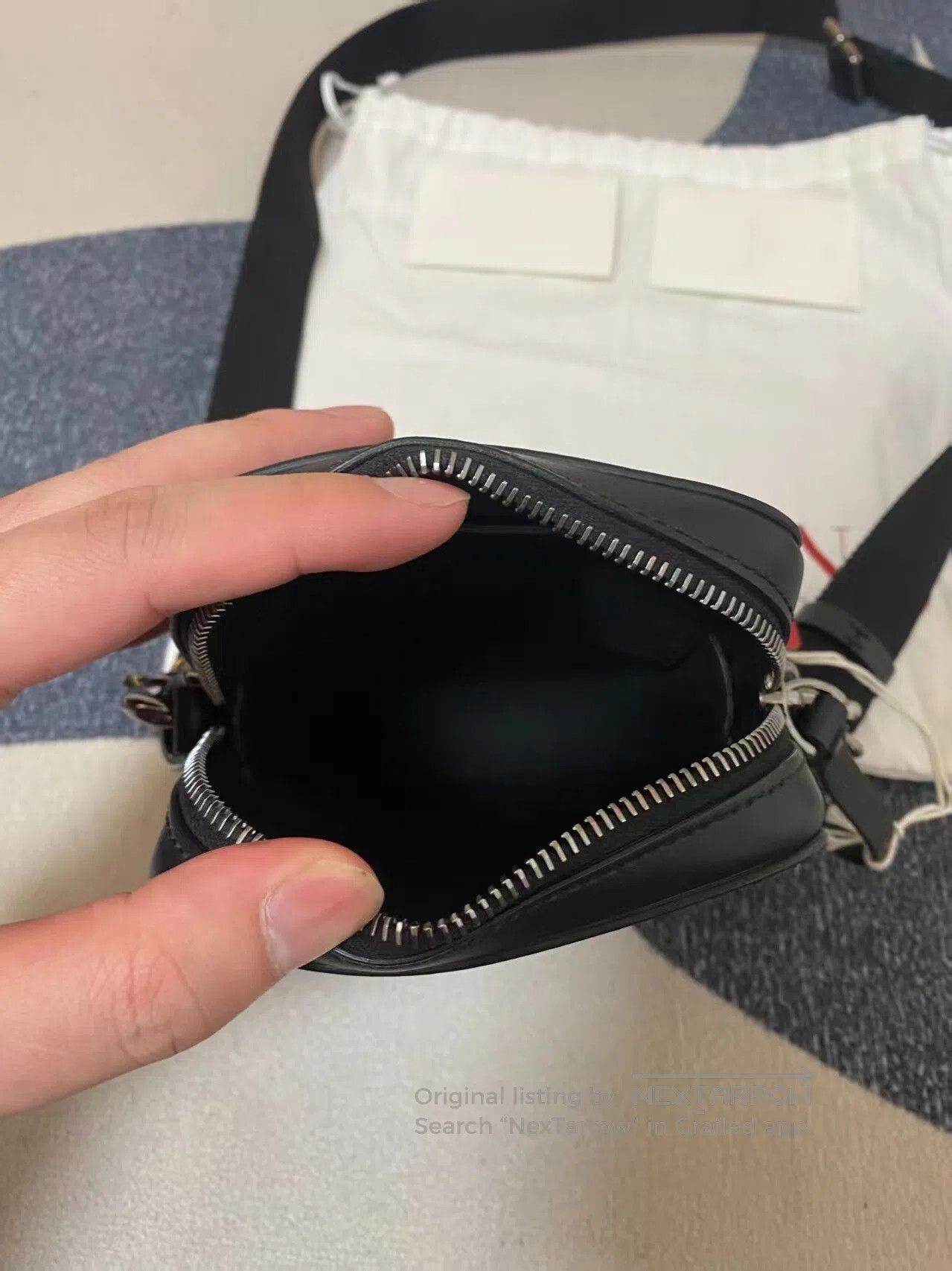 Valentino valentino black letter print zip bag. Size ONE SIZE - 3 Thumbnail