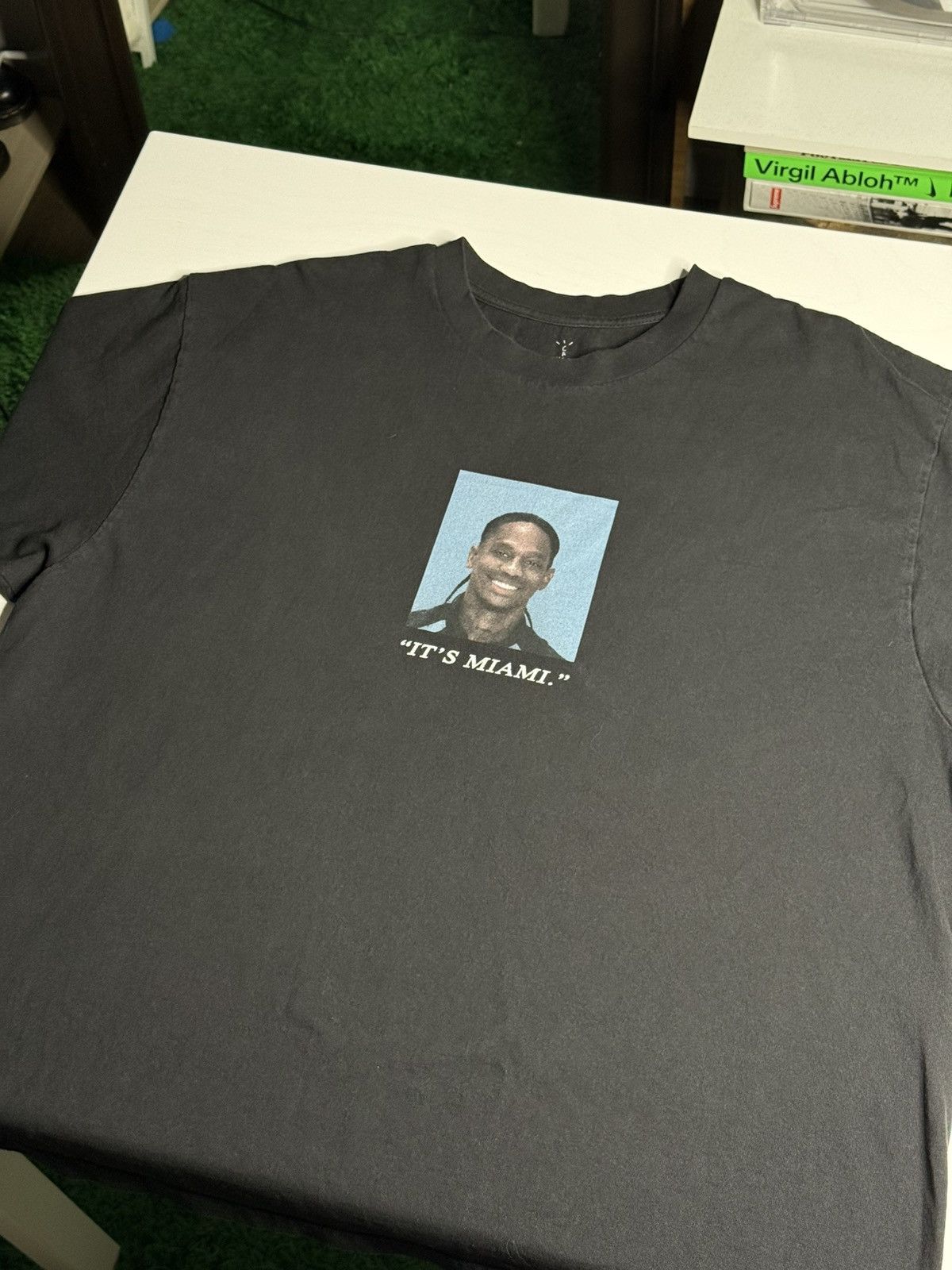 Travis Scott 逮捕 Tシャツ IT's MIAMI XL 限定品 限定生産 Travis Scott 逮捕 Tシャツ IT's MIAMI XL - メルカリ
