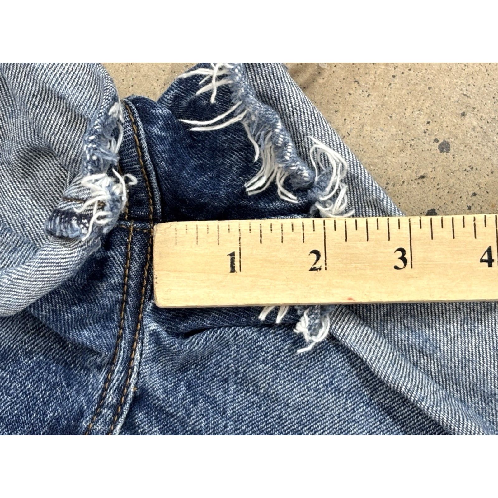 Abercrombie & Fitch Abercrombie & Fitch The Mom Short High Rise Distressed Denim Womens Size 25/0 Shorts Casual Beach Walking Cotton Denim Blue Regular Womens Size 42" / US 20 - 6 Thumbnail