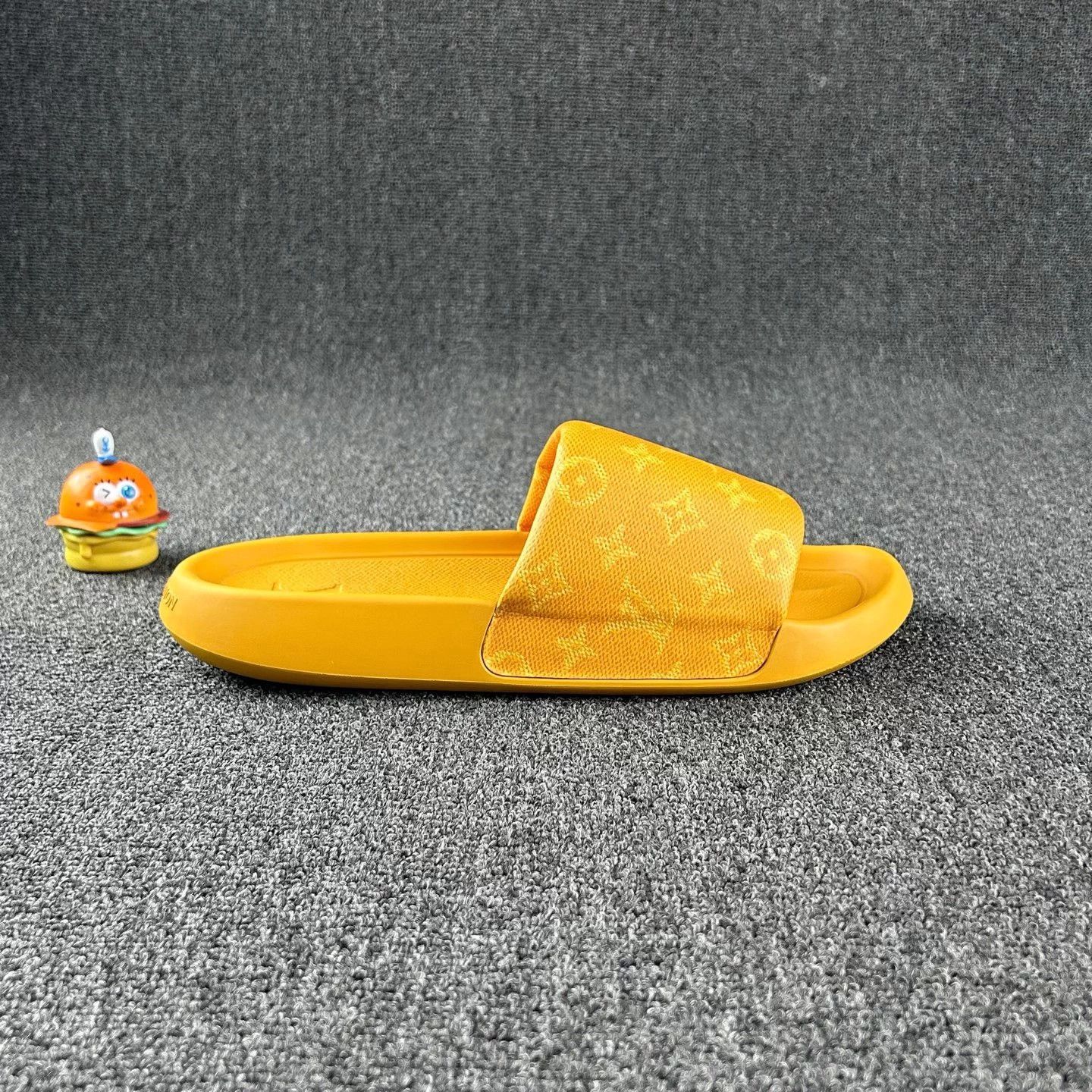 Louis Vuitton LV Yellow Monogram Slippers 43 Size US 9 / EU 42 - 3 Thumbnail