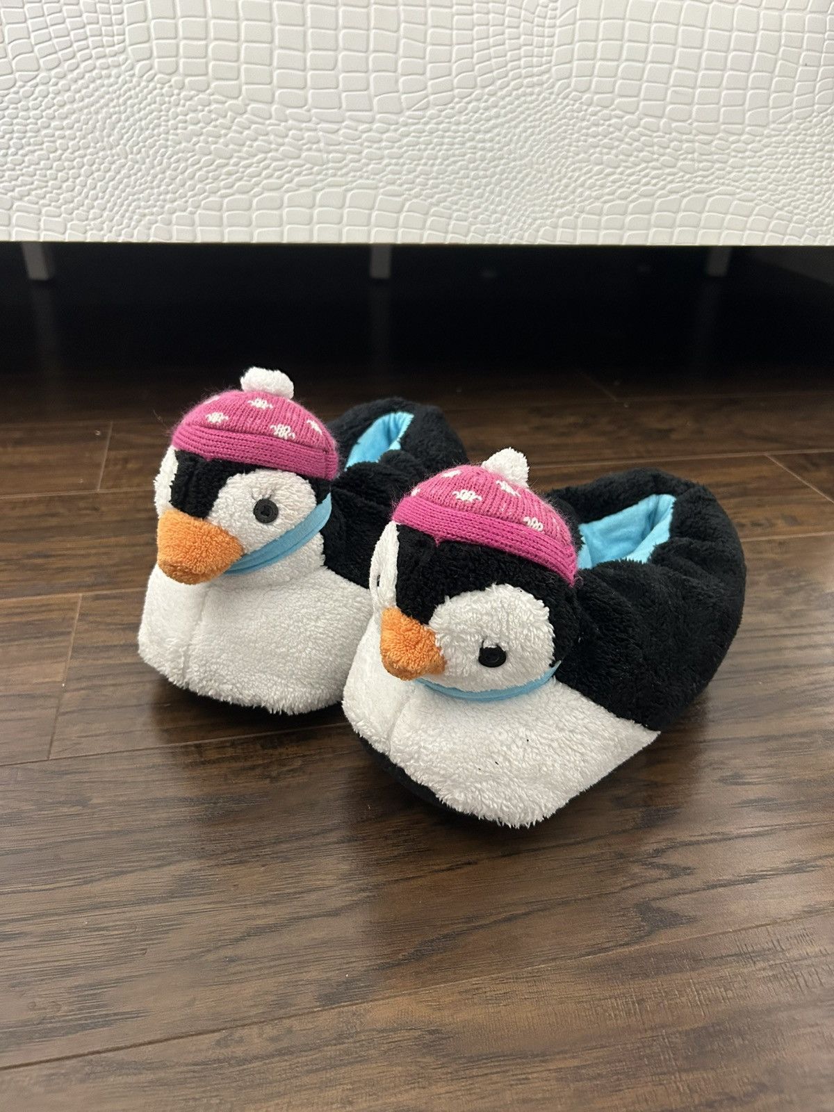 Other Nick & Nora Penguin Plush Slip-On Slippers Size US 9 / IT 39 - 3 Thumbnail
