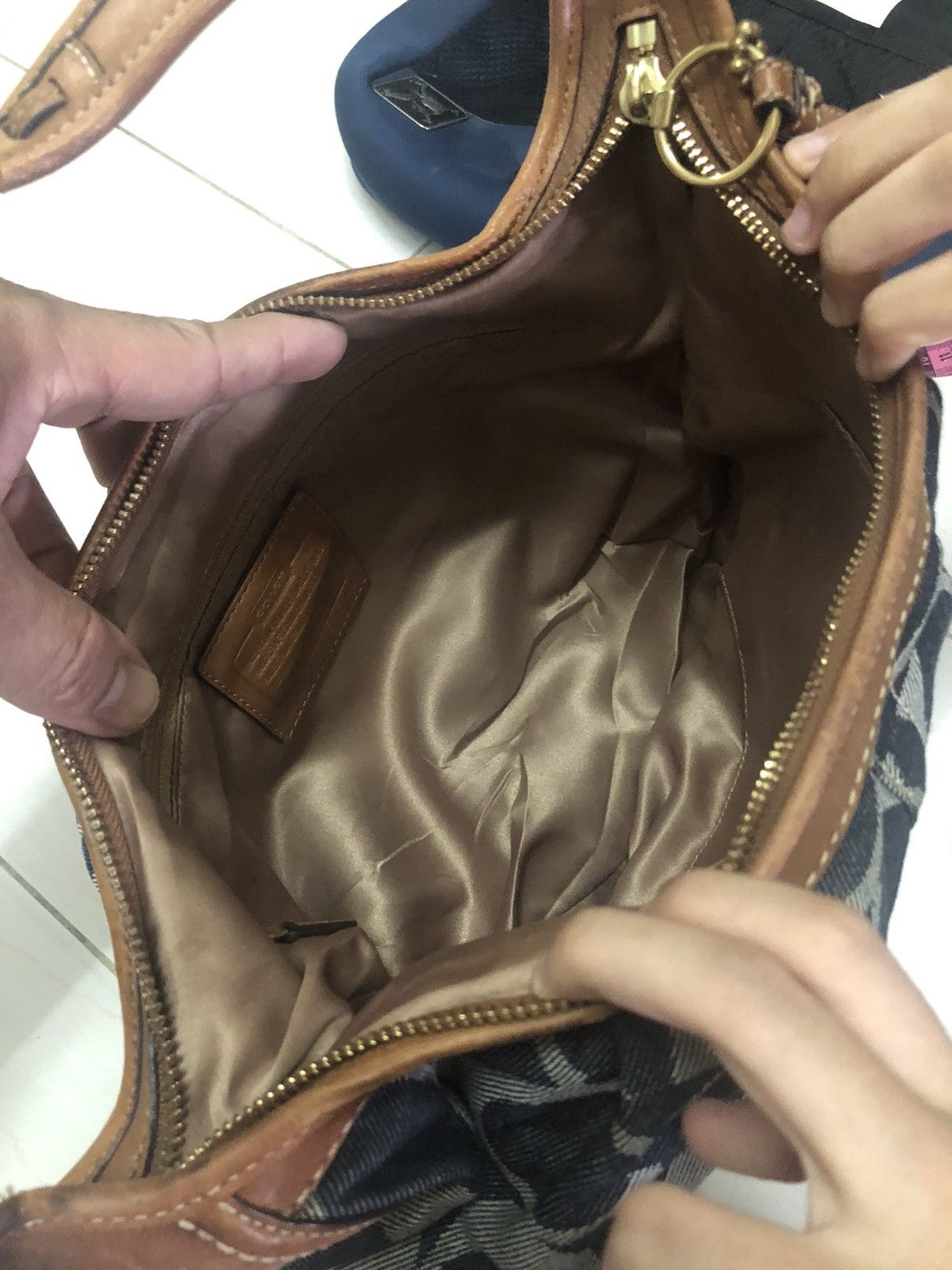 Coach × Leather × Signatures Coach signature ergo pleated denim small hobo handbag Size ONE SIZE - 9 Thumbnail