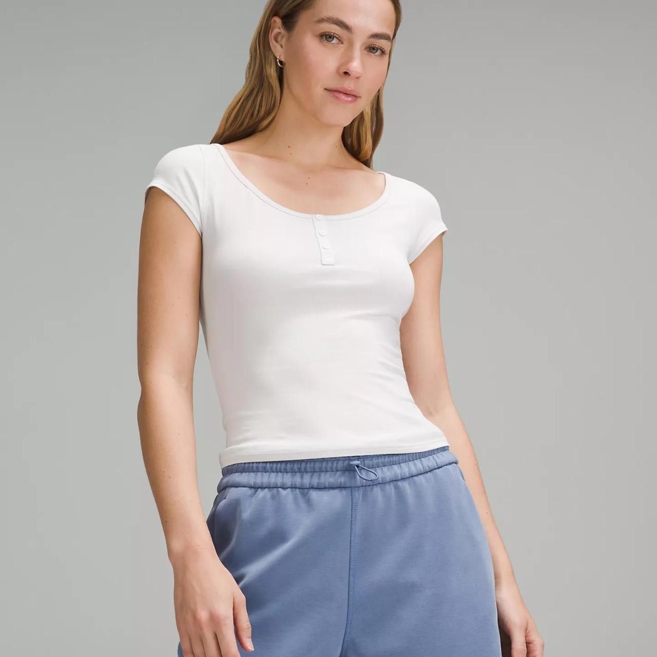 Designer lululemon light grey t-shirt Size S / US 4 / IT 40 - 6 Thumbnail