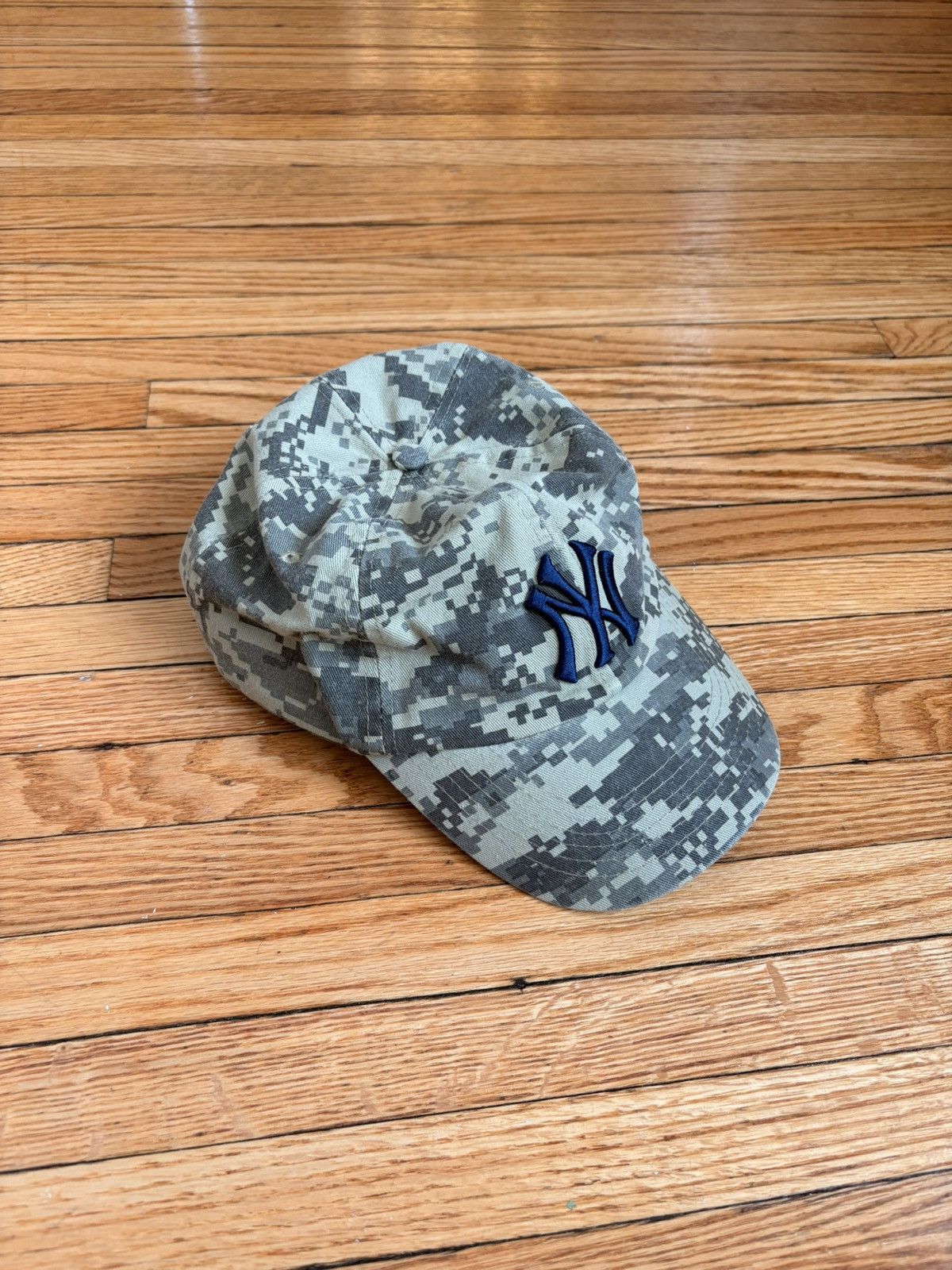 New York Yankees Vintage New York Yankees Digicamo Strapback Size ONE SIZE - 1 Thumbnail