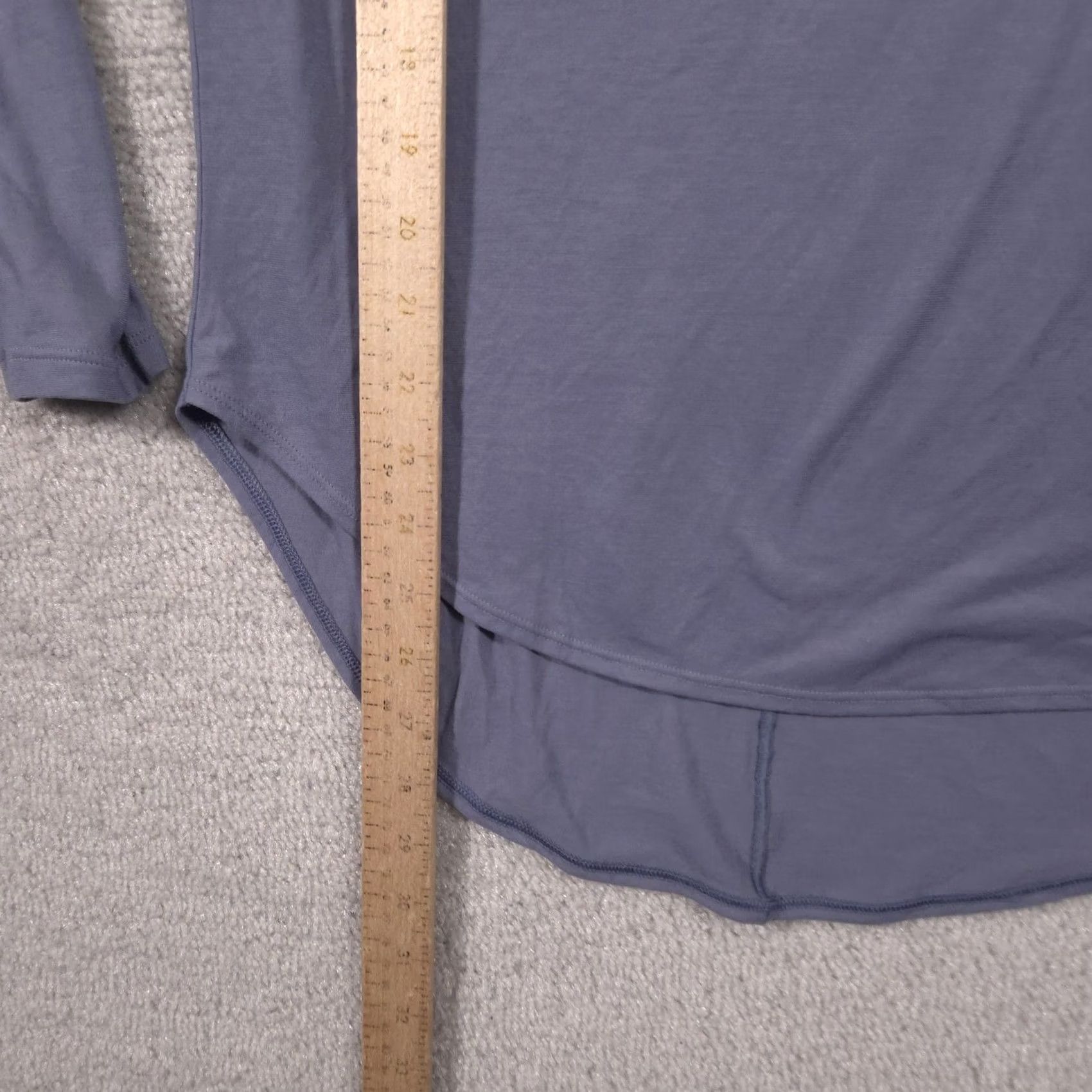 Under Armour Under Armour Shirt Womens Medium Blue Long Sleeve Open Back Keyhole Athletic Top Size M / US 6-8 / IT 42-44 - 6 Thumbnail