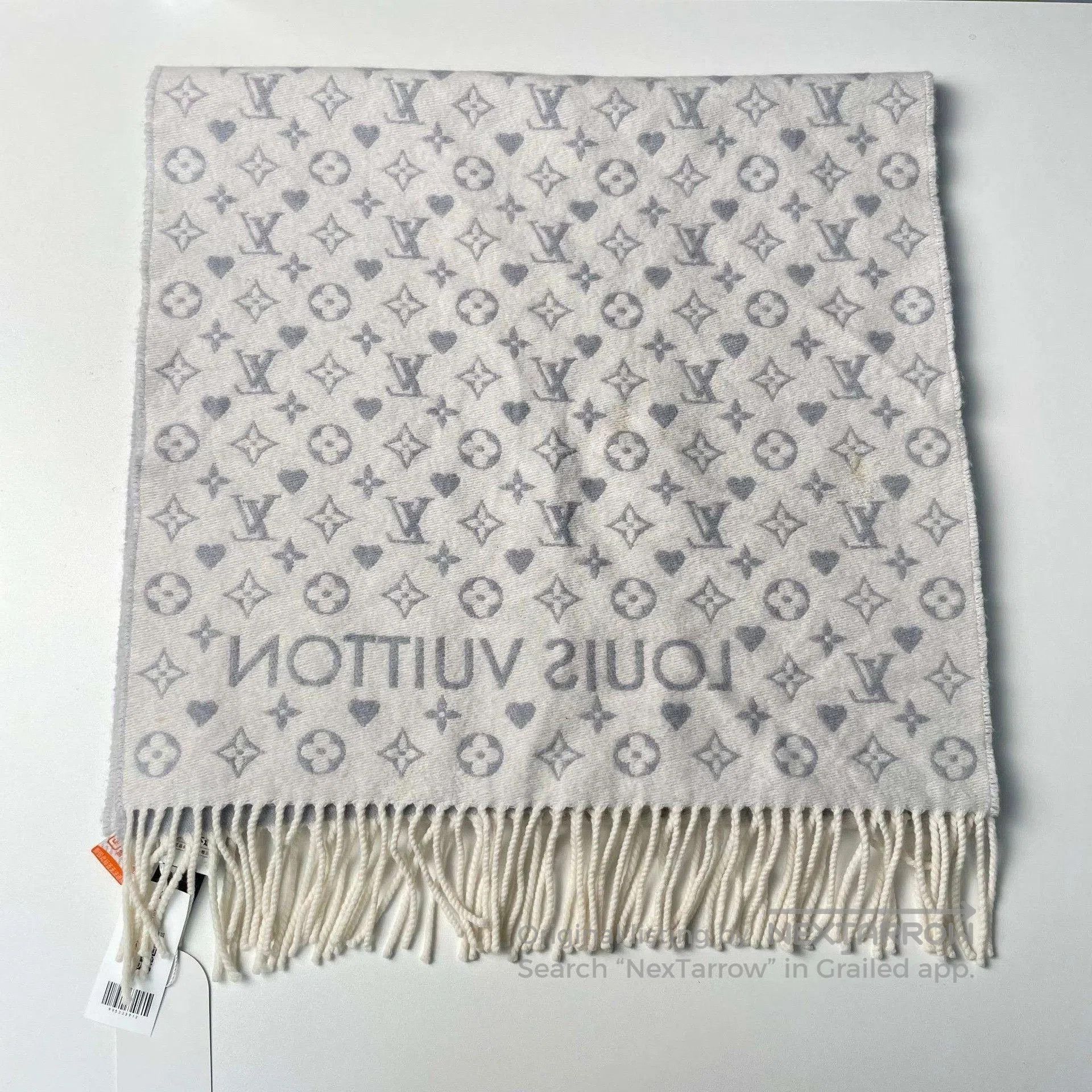 Louis Vuitton Louis Vuitton Gray Heart Monogram Fringed Scarf. Size ONE SIZE - 6 Thumbnail