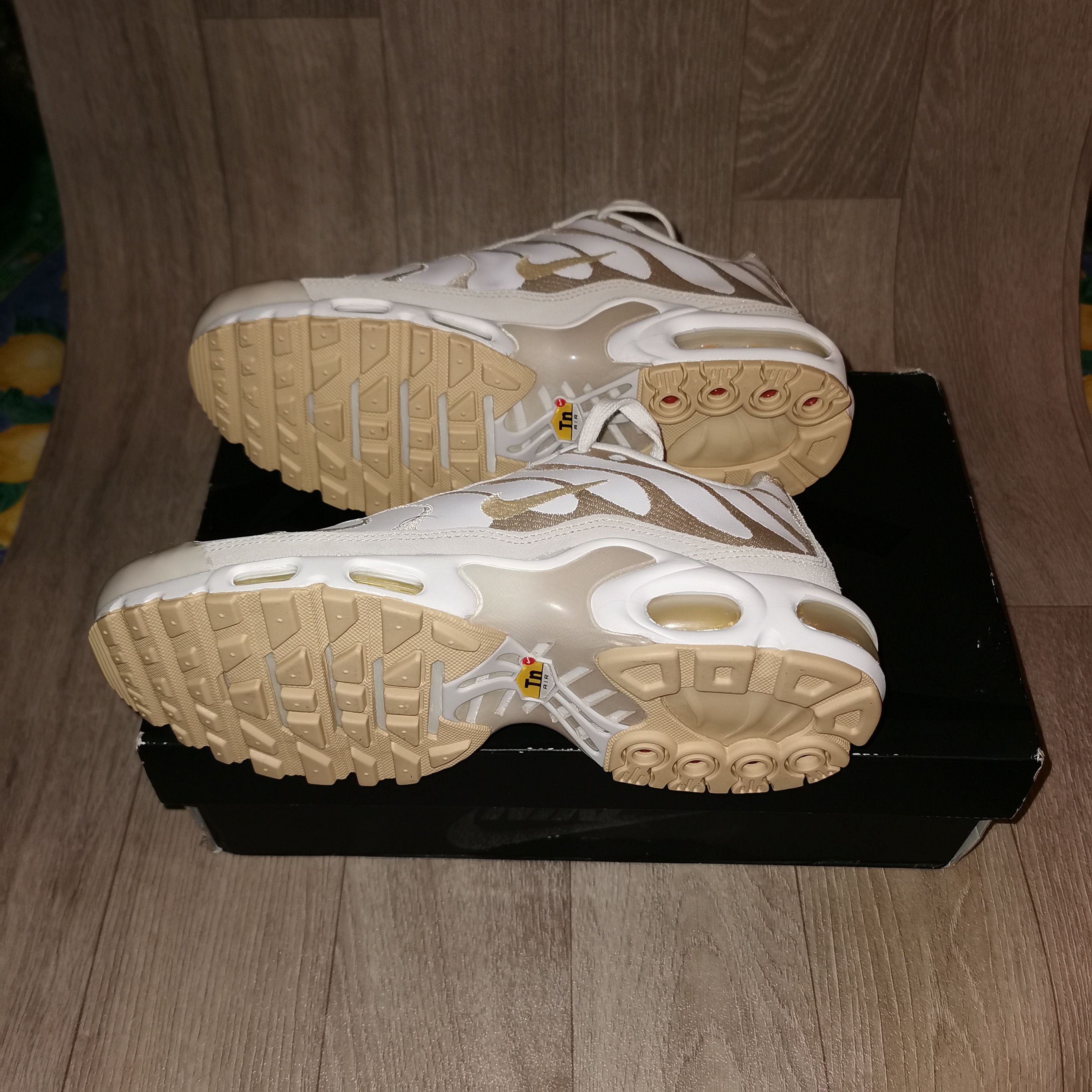 Nike W nike tn AIR MAX PLUS PRM, SUMMIT WHITE /PALE VANILLA Size US 7.5 / IT 37.5 - 8 Thumbnail