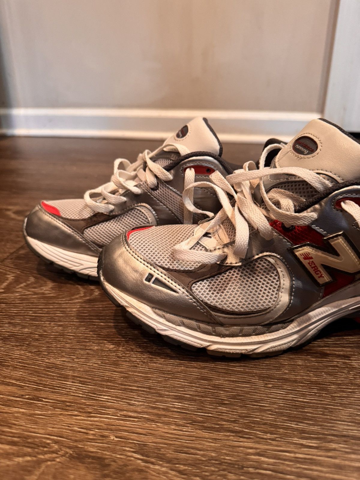 New Balance 2002r’ Sliver and Metallic Team Red Size US 10 / EU 43 - 2 Thumbnail