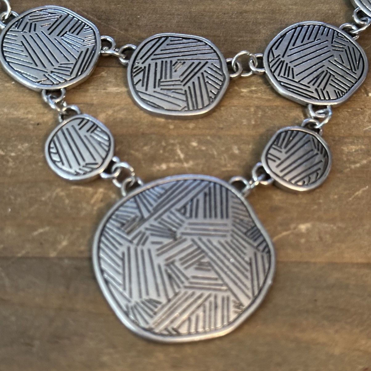 Other Silver tone patterned swag necklace Size ONE SIZE - 3 Thumbnail