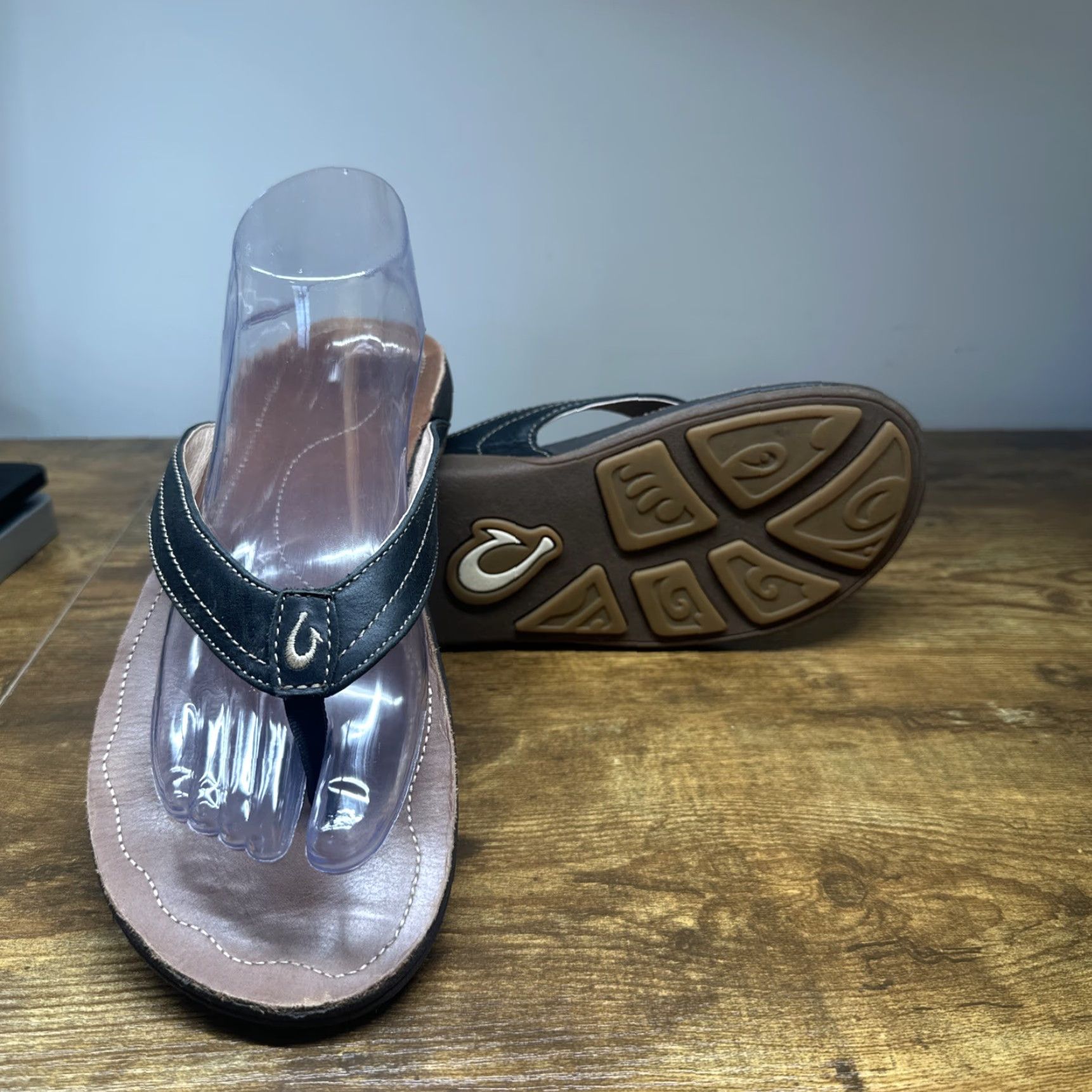 Olukai OluKai Sandal Women Black Leather Thong Flip Flop 10 Casual Beach Vacation Women's Shoes Size US 10 / IT 40 - 2 Thumbnail