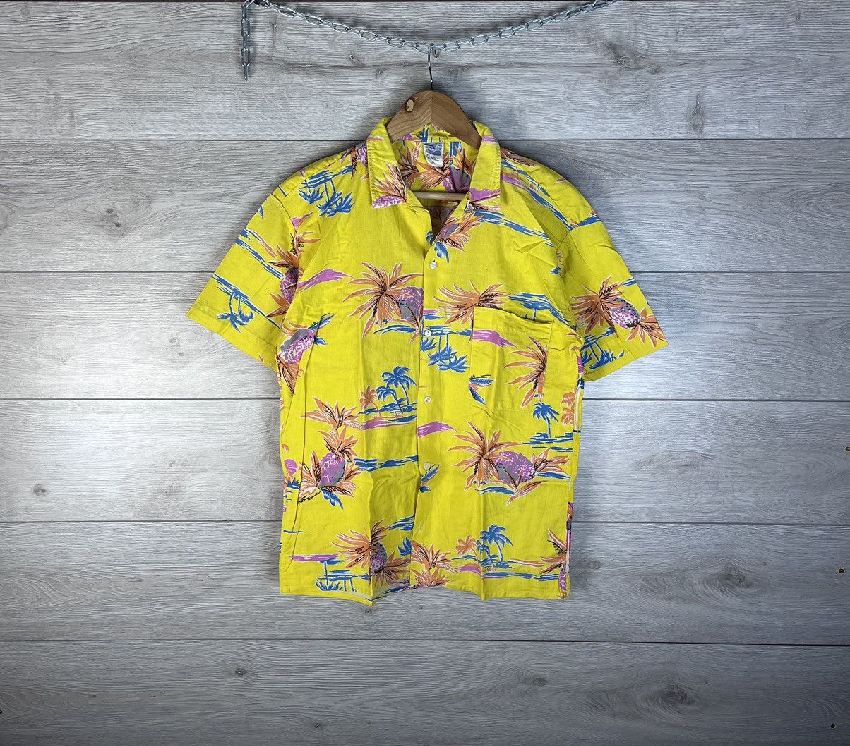 Vintage Vintage Mens Hawaiian Button Down Shirt size M Size US M / EU 48-50 / 2 - 1 Thumbnail