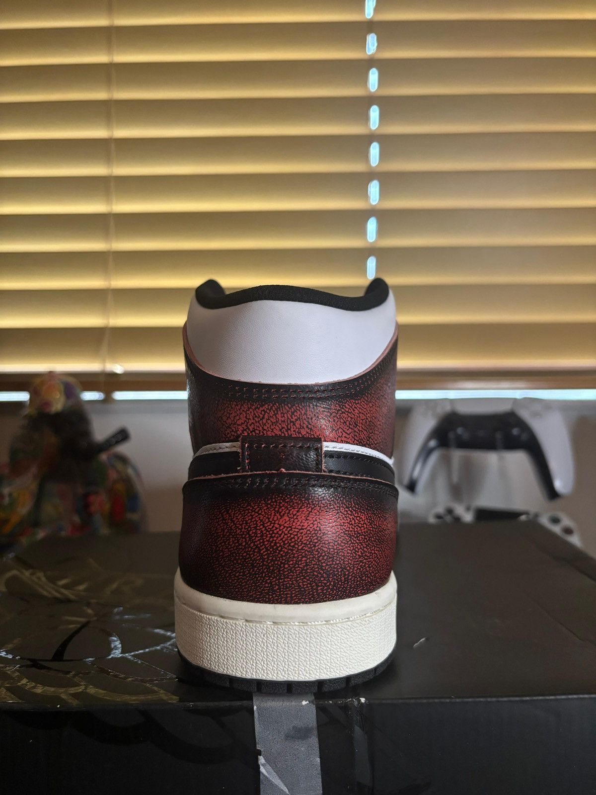 Jordan Brand Air Jordan 1 Mid SE 'Wear-Away' Size US 11 / EU 44 - 4 Thumbnail