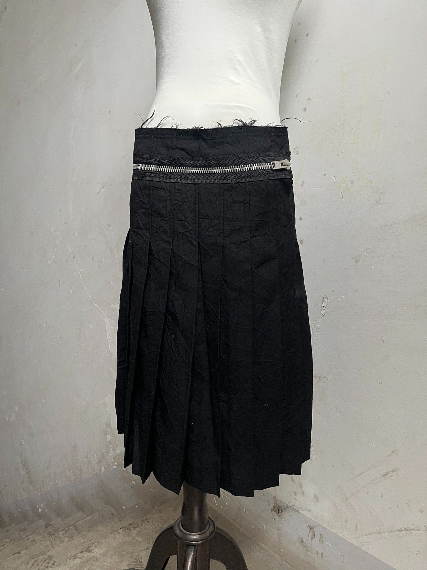 Comme des Garcons PLAY Rei Kawakubo Frayed Pleated Skirt. Size 30" / US 8 / IT 44 - 5 Thumbnail