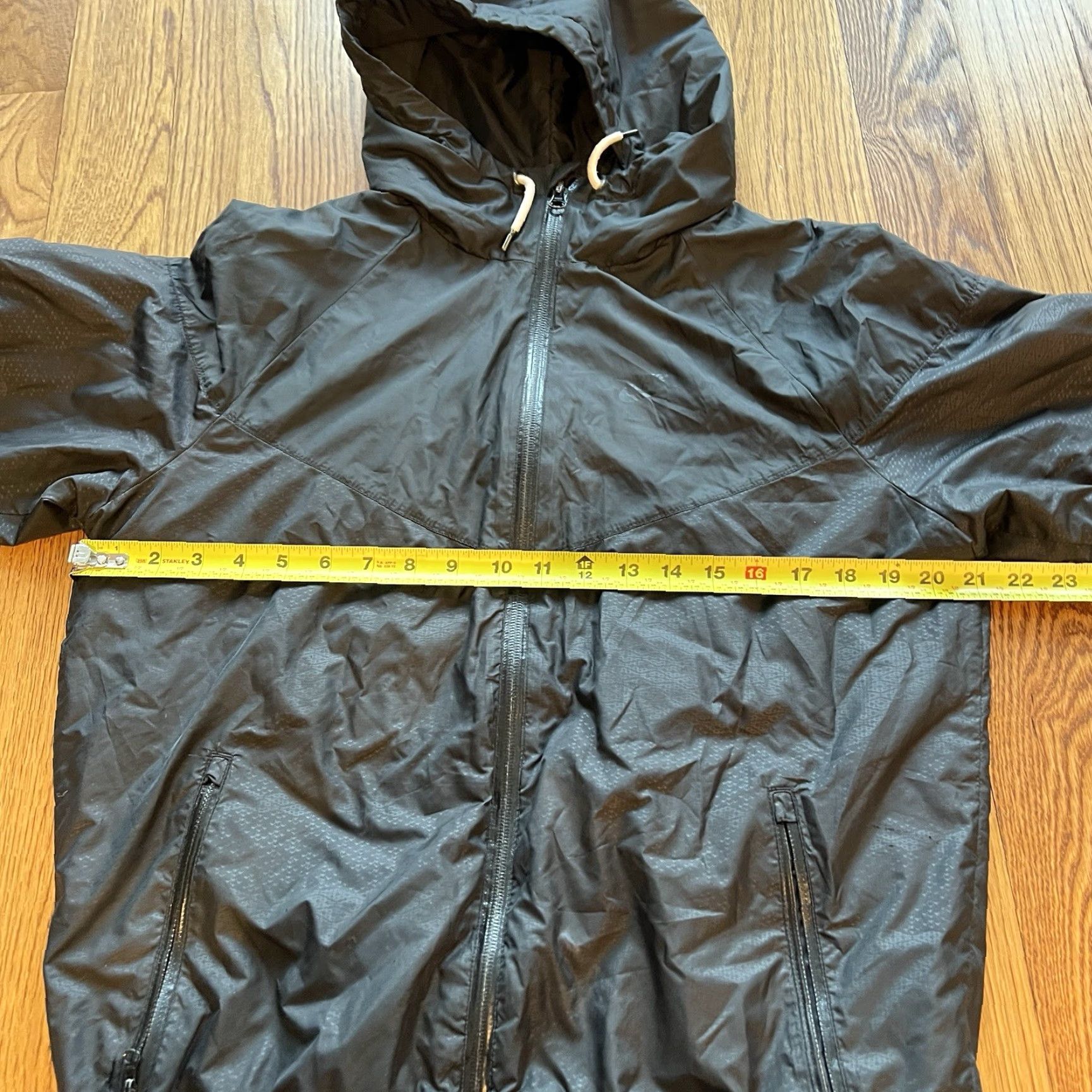 Nike Nike Women’s Track & Field Insulated Nylon Jacket Small Black Activewear Retro Size S / US 4 / IT 40 - 4 Thumbnail