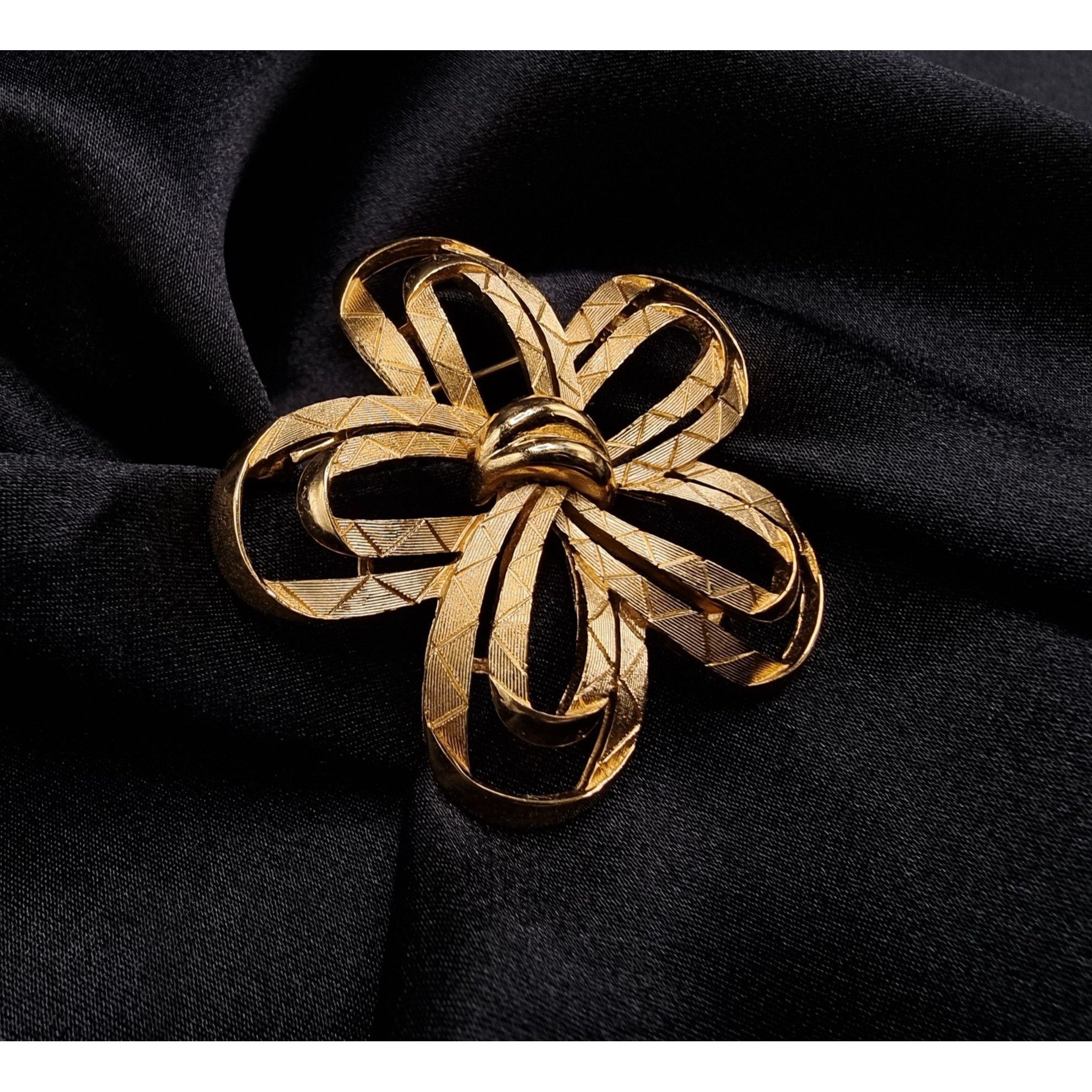 Vintage Vintage 1960s Trifari Signed Gold-Tone Flower Brooch Pin Size ONE SIZE - 1 Thumbnail