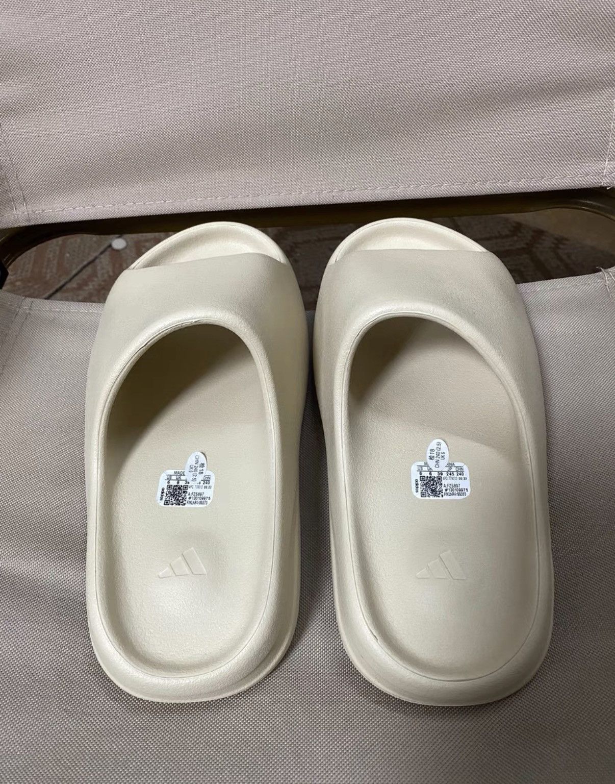 Adidas Adidas Yeezy Slide Bone K37 Size US 9 / IT 39 - 4 Thumbnail