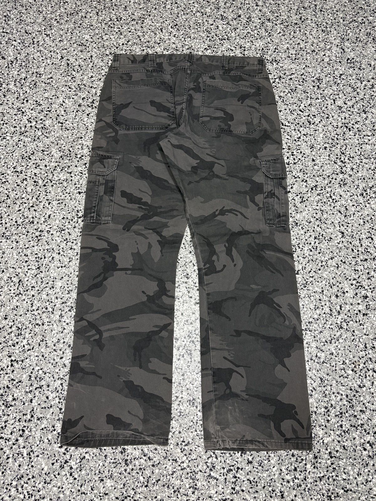 Wrangler Vintage Grey Camo Relaxed Fit Wrangler Cargo Pants Size 36 Size US 36 / EU 52 - 2 Thumbnail