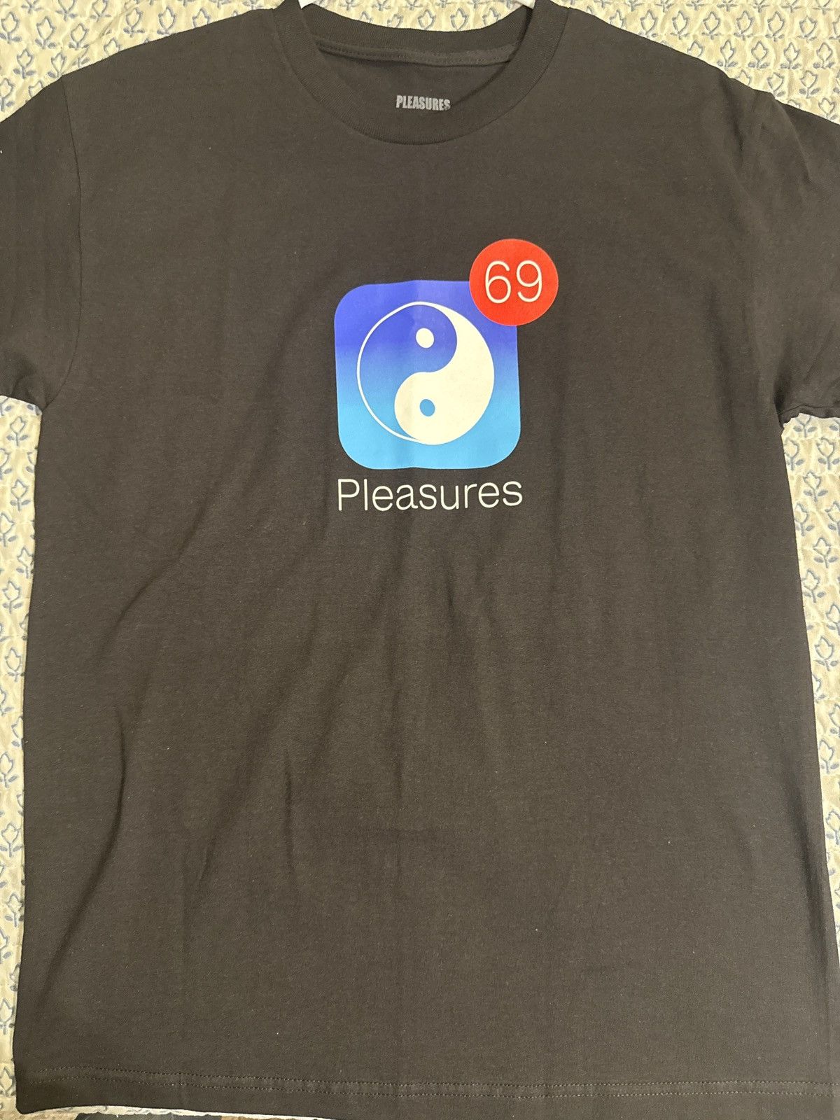 Pleasures Pleasures Notifications tee size MD Size US M / EU 48-50 / 2 - 1 Thumbnail