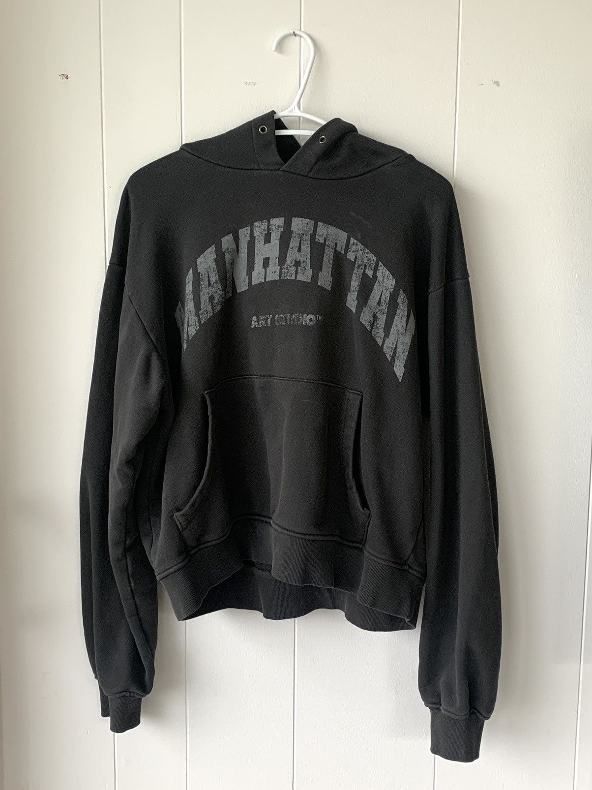 image of Oree New York Oree Nyc Manhattan Art Studio Hoodie in Off/Black, Men's (Size Small)