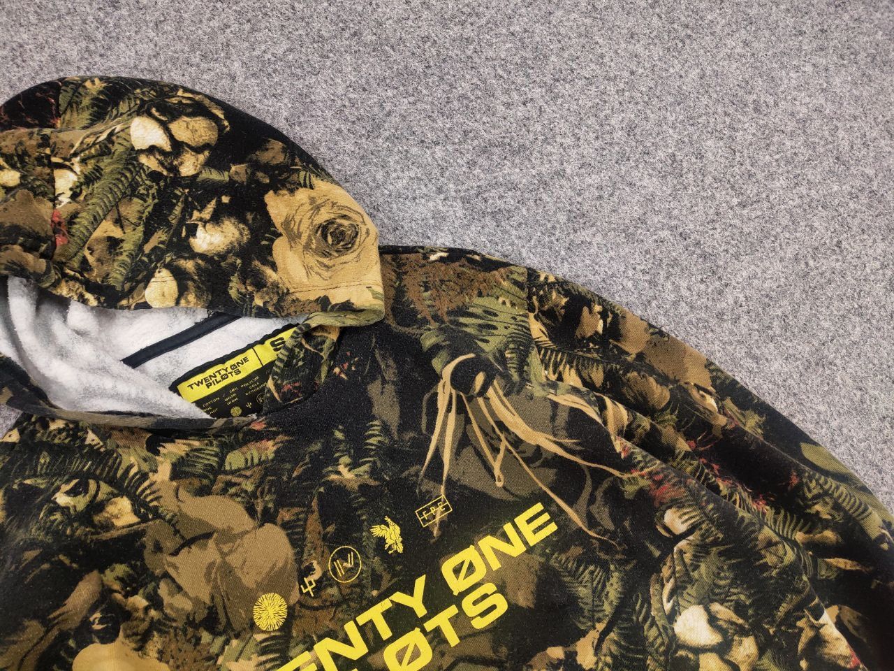 Band Tees Vintage Twenty One Pilots Band Logo Camo Floral Green Hoodie Size US S / EU 44-46 / 1 - 8 Thumbnail
