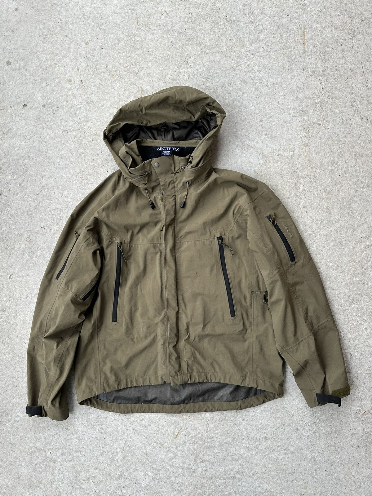 image of Arcteryx x Arcteryx Veilance Vintage Arc’Teryx Leaf Alpha (Gen 1) in Army Green, Men's (Size XL)