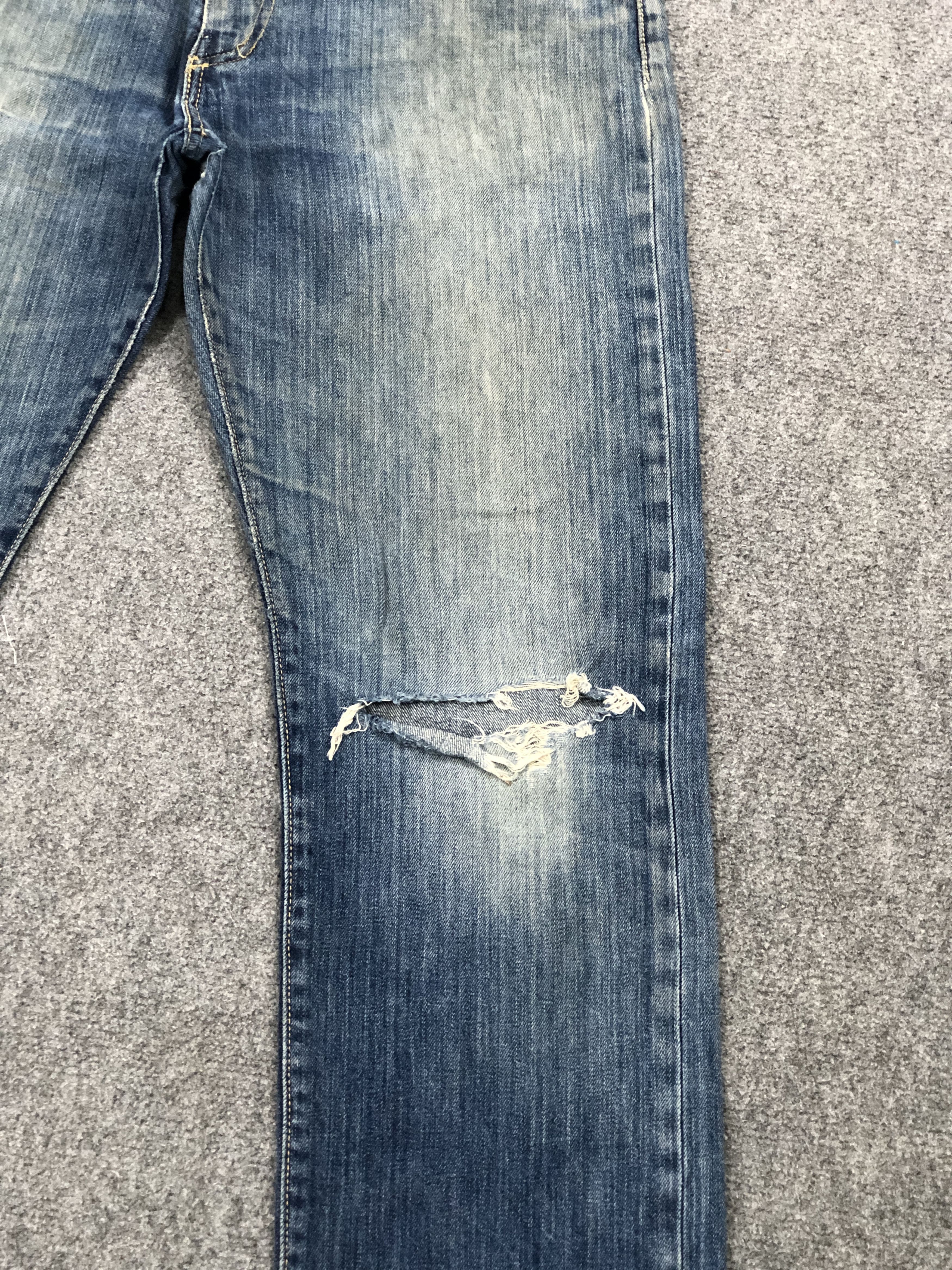 Levi's × Vintage Distressed Vintage Levi's 513 Faded Blue Jeans DP2248 Size US 33 - 11 Thumbnail