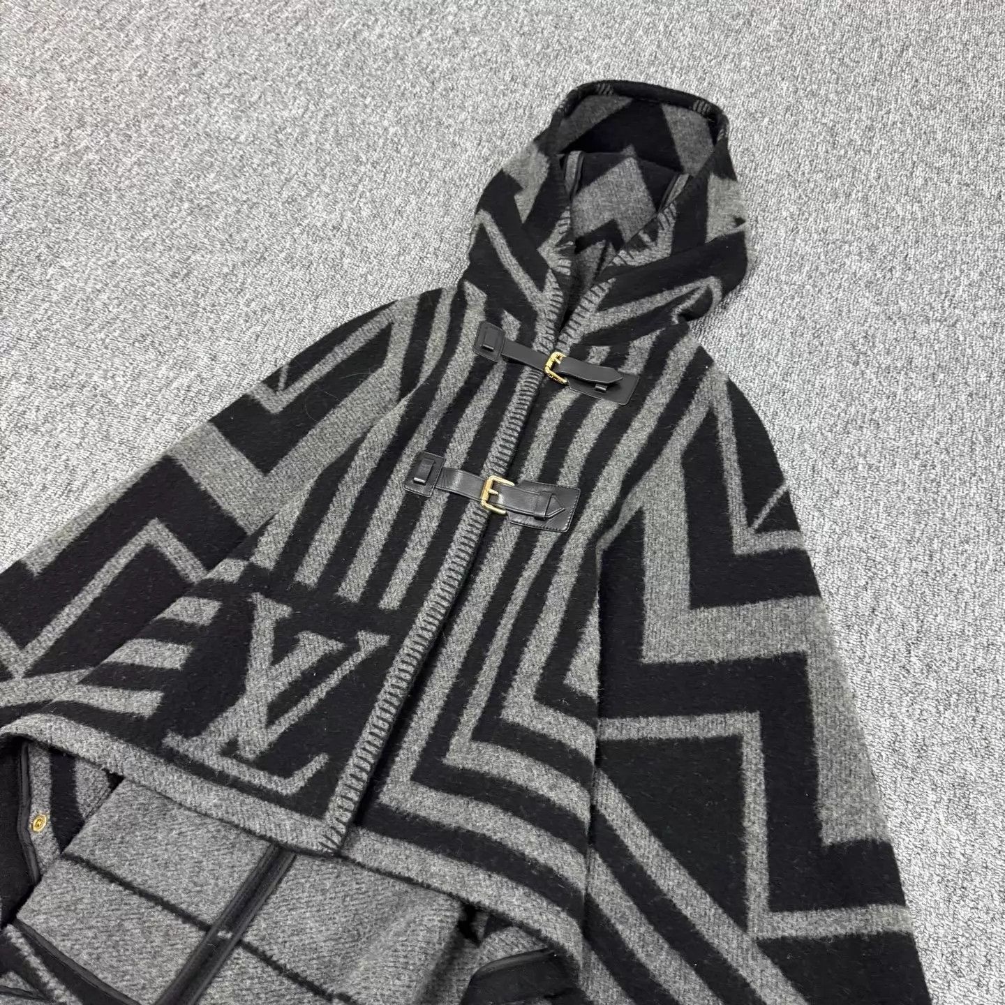 Louis Vuitton LV Big Logo Geo Lines Cashmere Cape Black Gray Size36 Size XS / US 0-2 / IT 36-38 - 3 Thumbnail