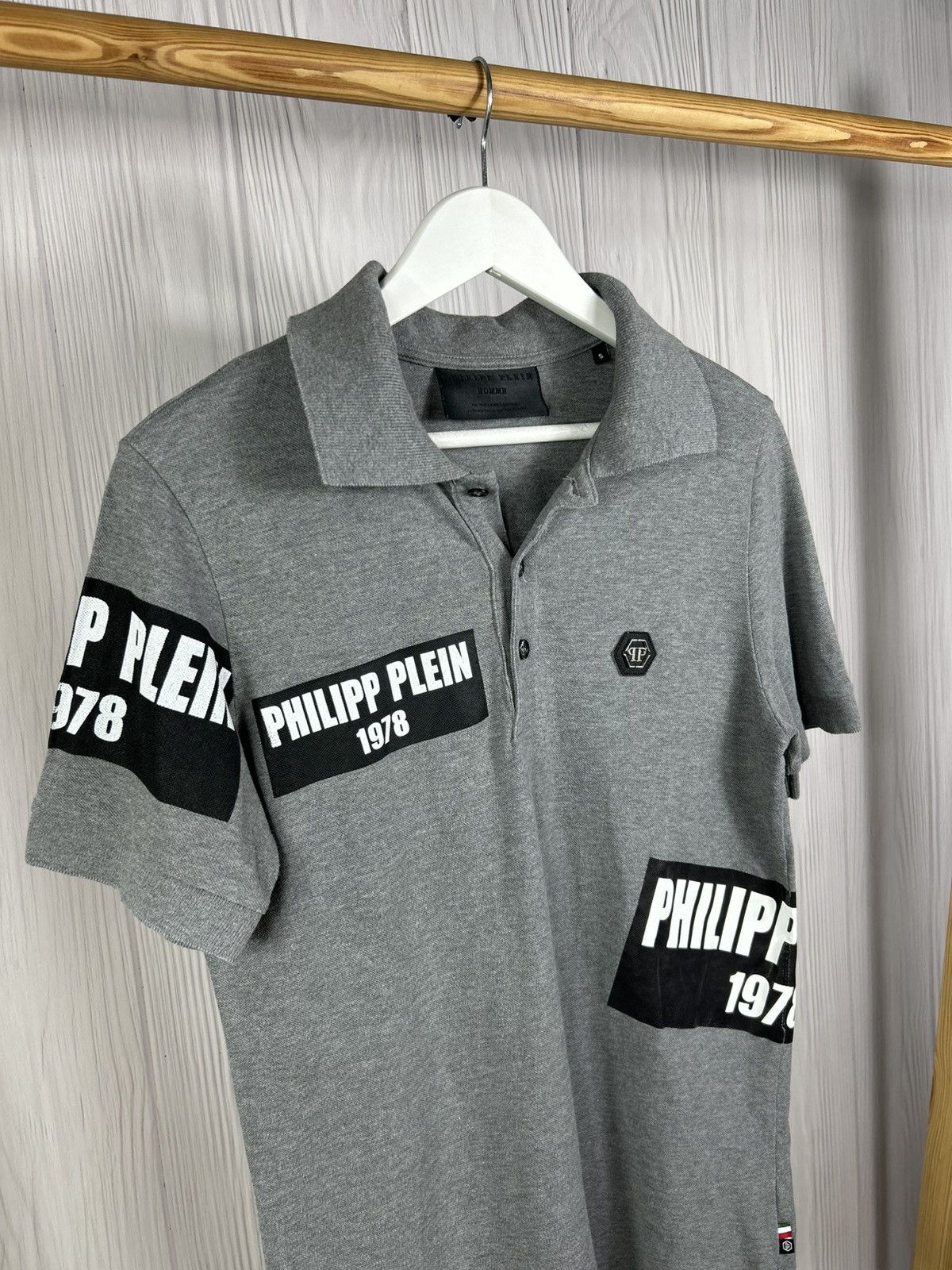 Philipp Plein Philipp Plein 1978 Gray Logo Patch Polo Shirt Size S Size US S / EU 44-46 / 1 - 3 Thumbnail