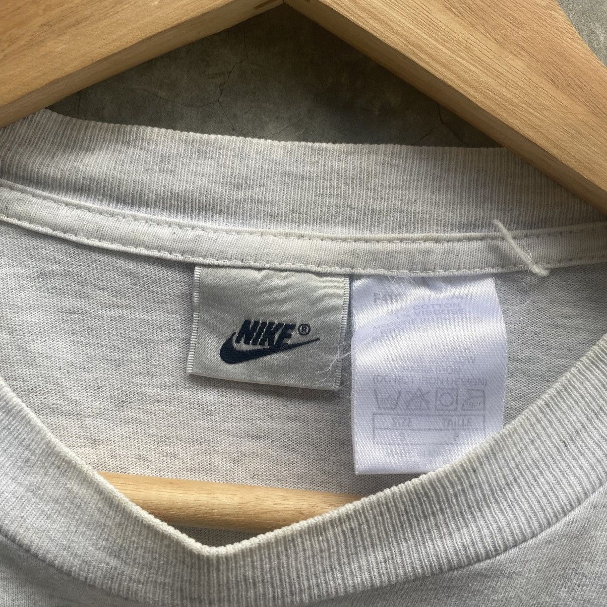 Nike × Vintage Vintage Nike Swoosh Tshirt (M) Size US M / EU 48-50 / 2 - 6 Thumbnail