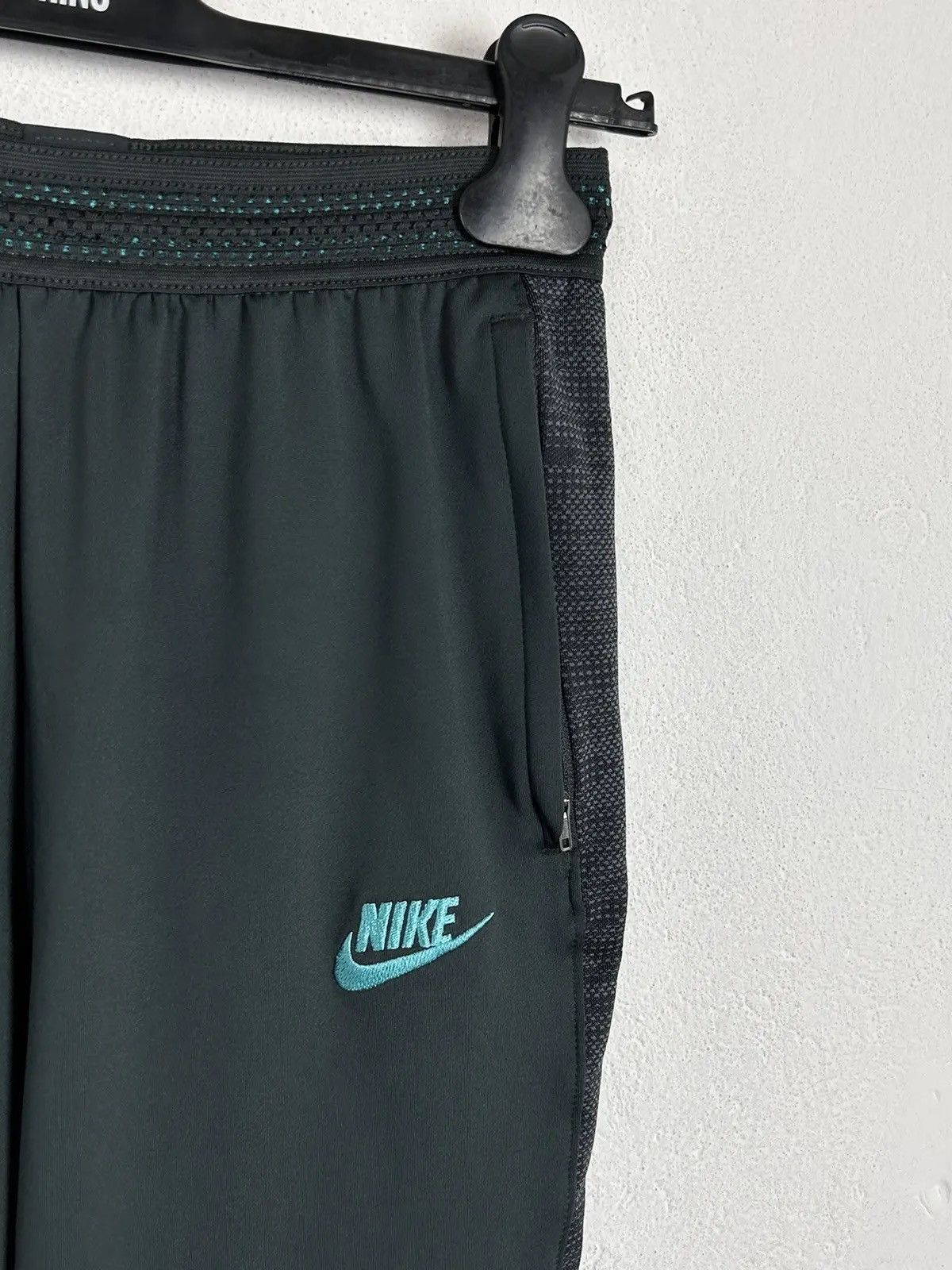 Nike Nike x F.C. Barcelona Lightweight Sportswear Pants Size US 27 - 3 Thumbnail