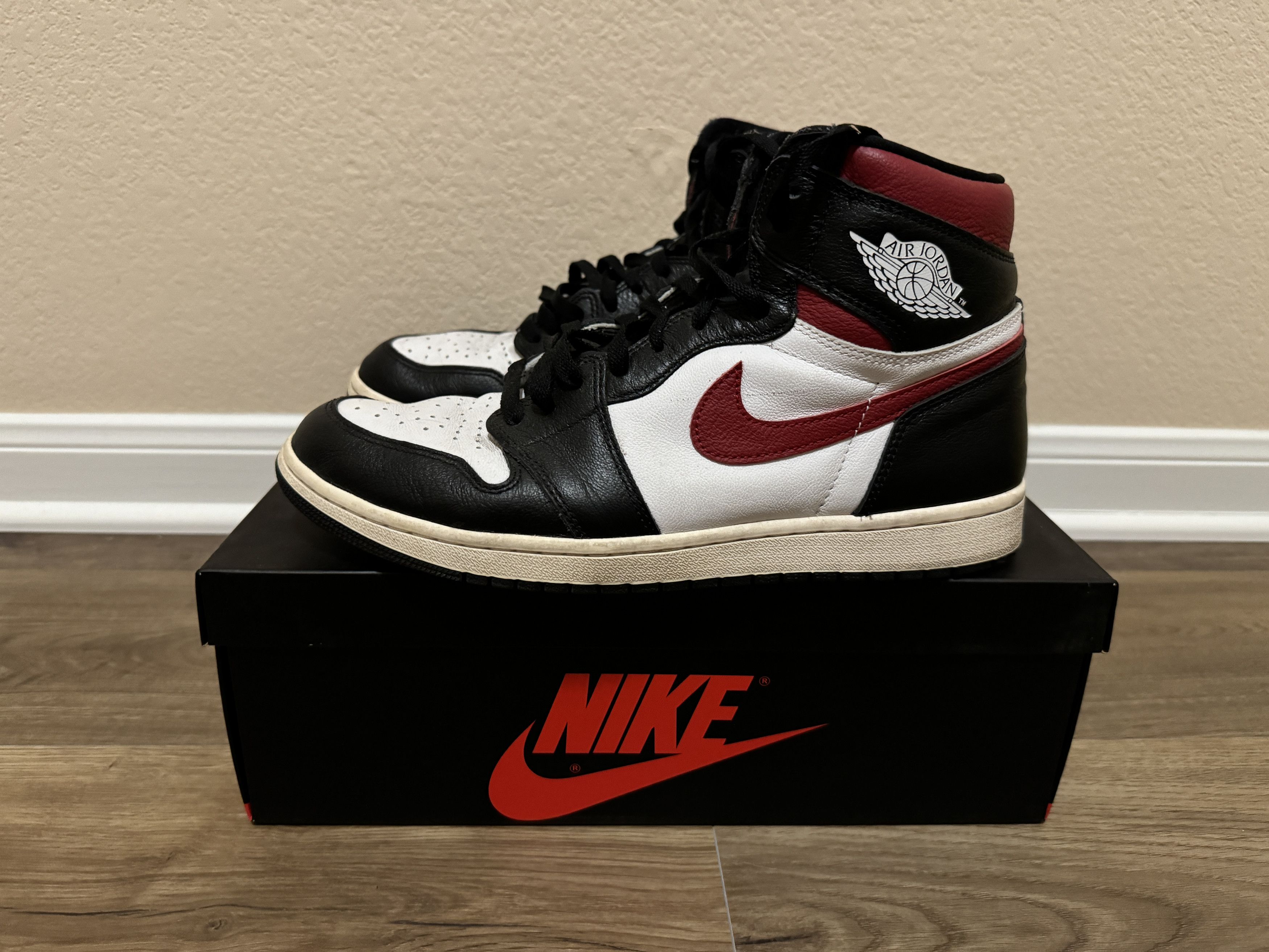 Jordan 1 Retro High (Black Gym Red)