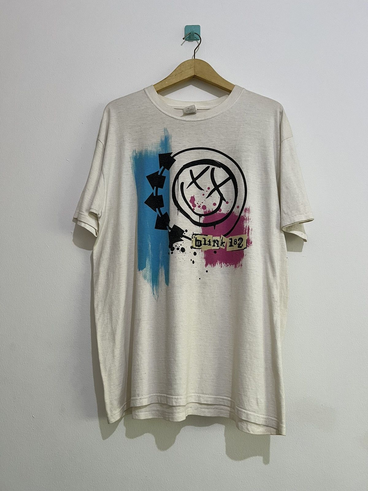 Anvil × Band Tees × Vintage (SOLD) Blink 182 World Tour 2004 Tshirt Size US L / EU 52-54 / 3 - 1 Thumbnail