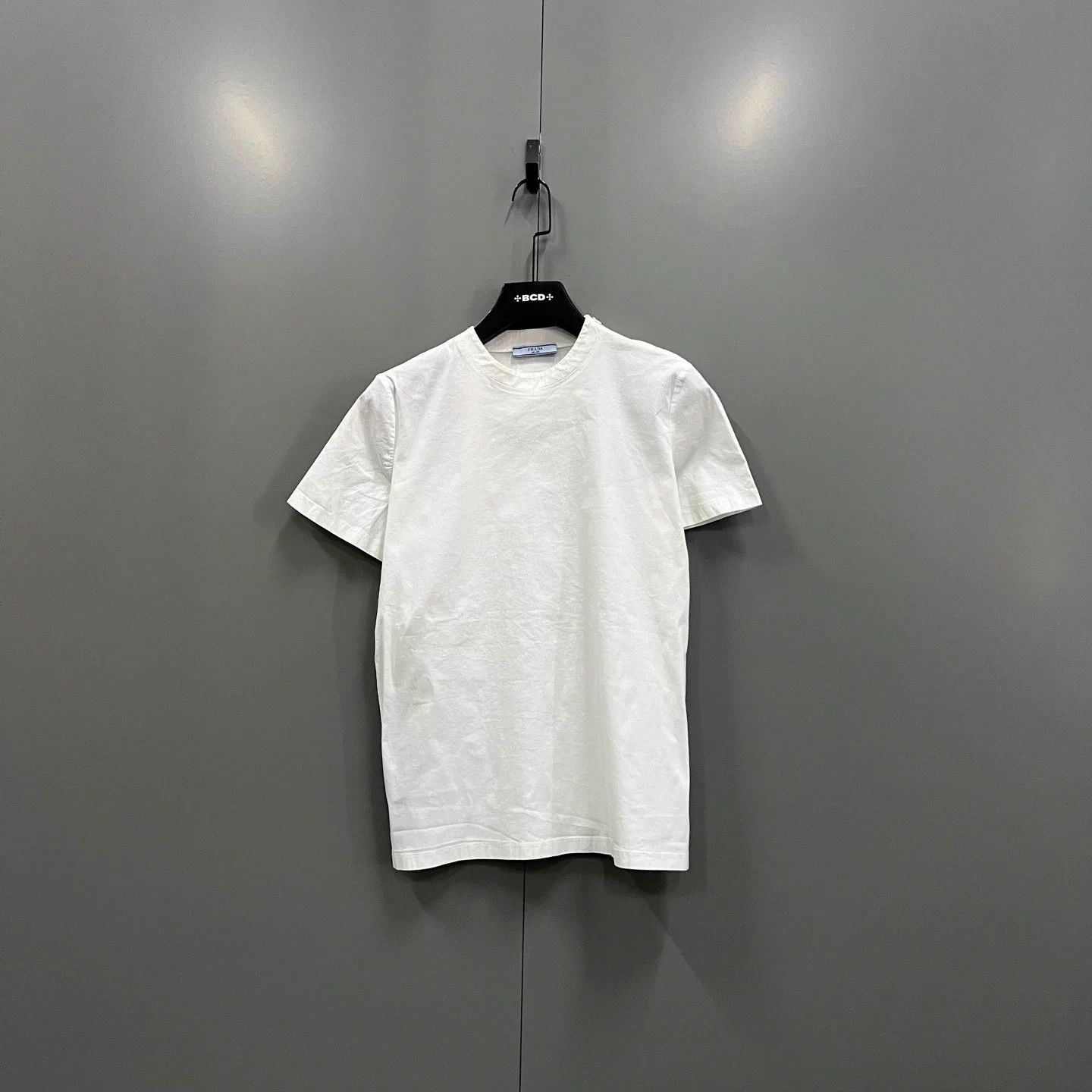 Prada PRADA white back triangle patch logo short 42 EU Size M / US 6-8 / IT 42-44 - 1 Thumbnail