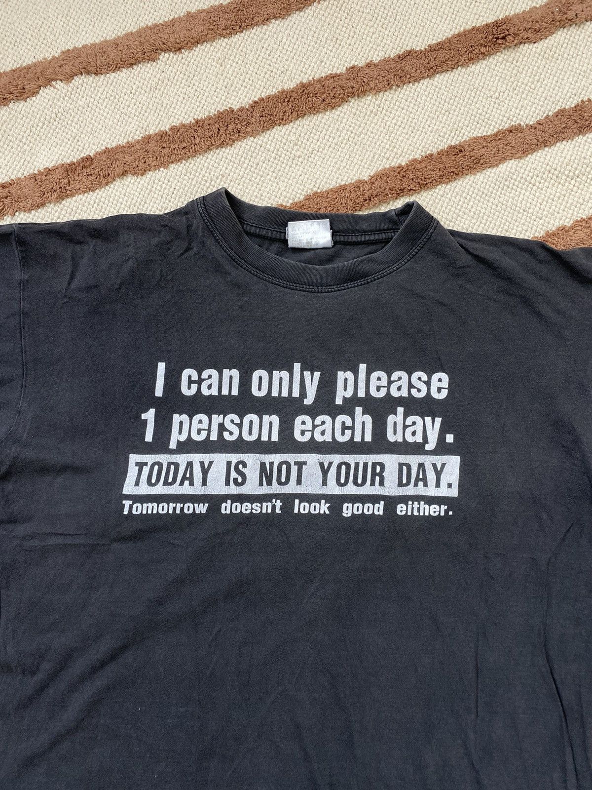 Vintage VINTAGE “I CAN ONLY ONE PLEASE 1 PERSON EACH DAY” TEE Size M / US 6-8 / IT 42-44 - 3 Thumbnail