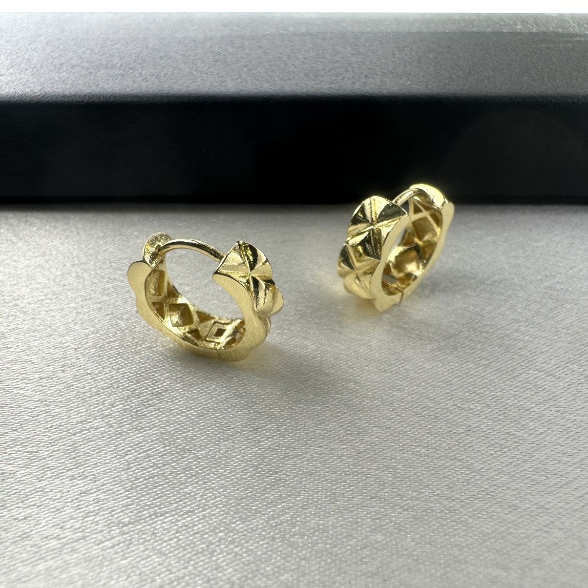 Designer 15mm Classic Rhombus Texture Gold Hoop Earrings for Women Size ONE SIZE - 2 Thumbnail