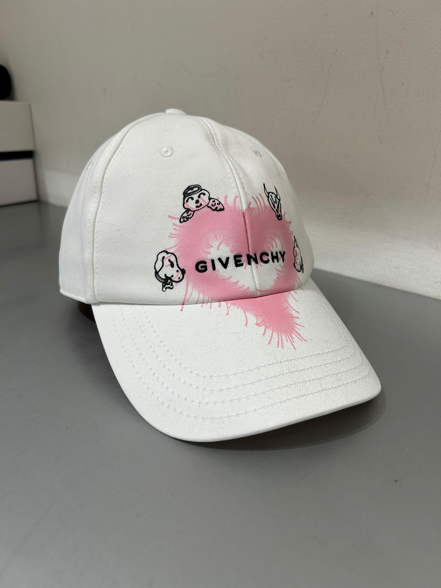 Givenchy o1srvl11e1124 Size:OS / Small Curved Cap in White Pink Size ONE SIZE - 1 Preview